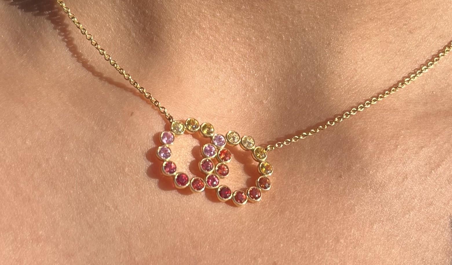 Garavelli  Pendentif double cercle en or jaune 18 carats avec saphirs arc-en-ciel en vente 5