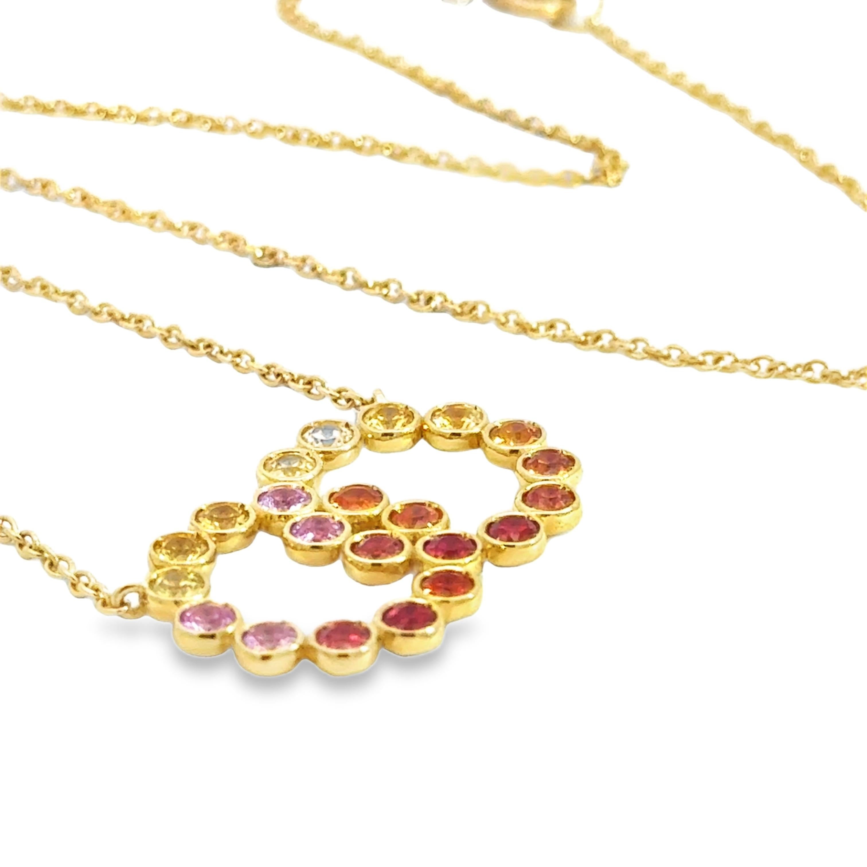 Taille ronde Garavelli  Pendentif double cercle en or jaune 18 carats avec saphirs arc-en-ciel en vente