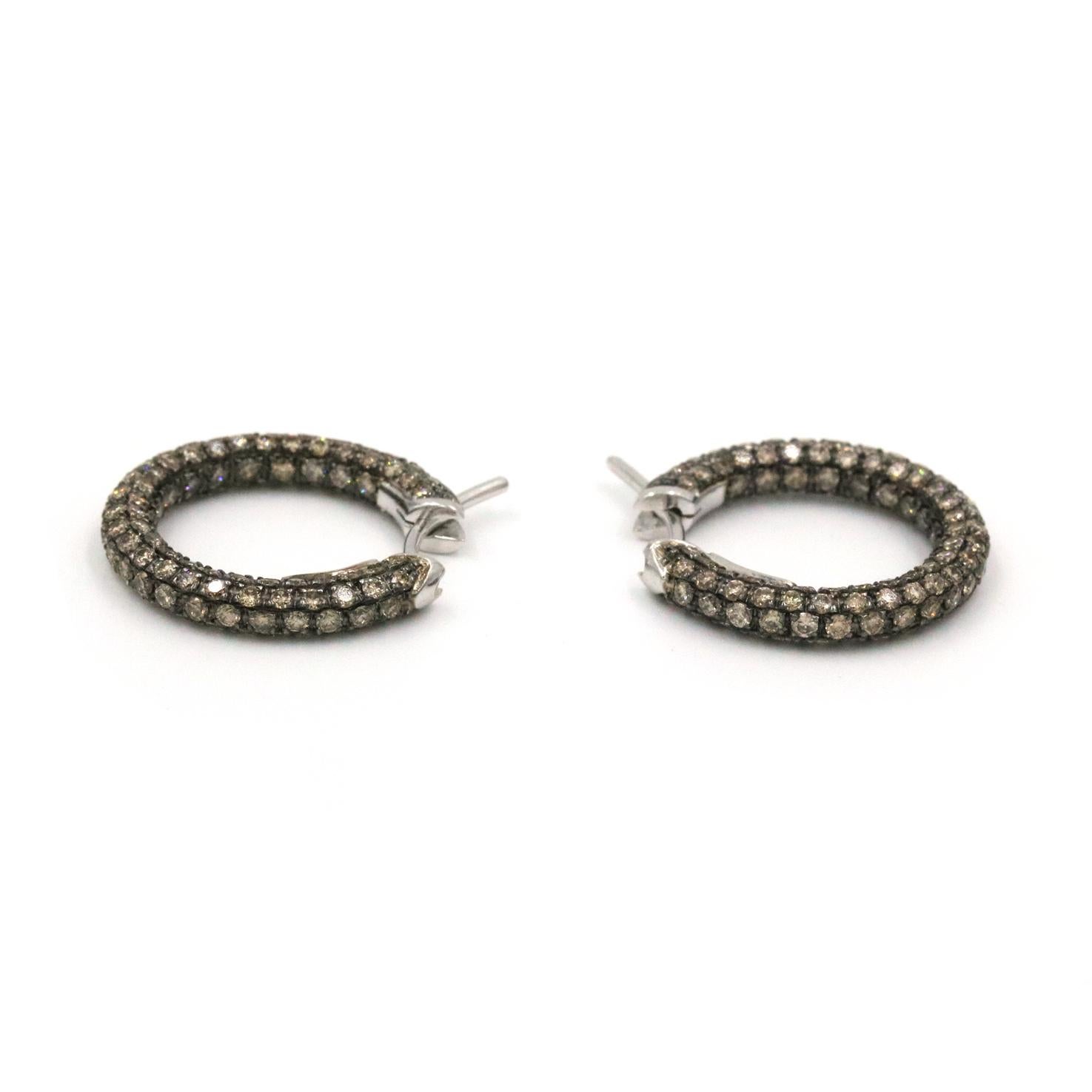 Taille ronde Garavelli Boucles d'oreilles éternité en or blanc 18 carats avec pavé de diamants champagne en vente