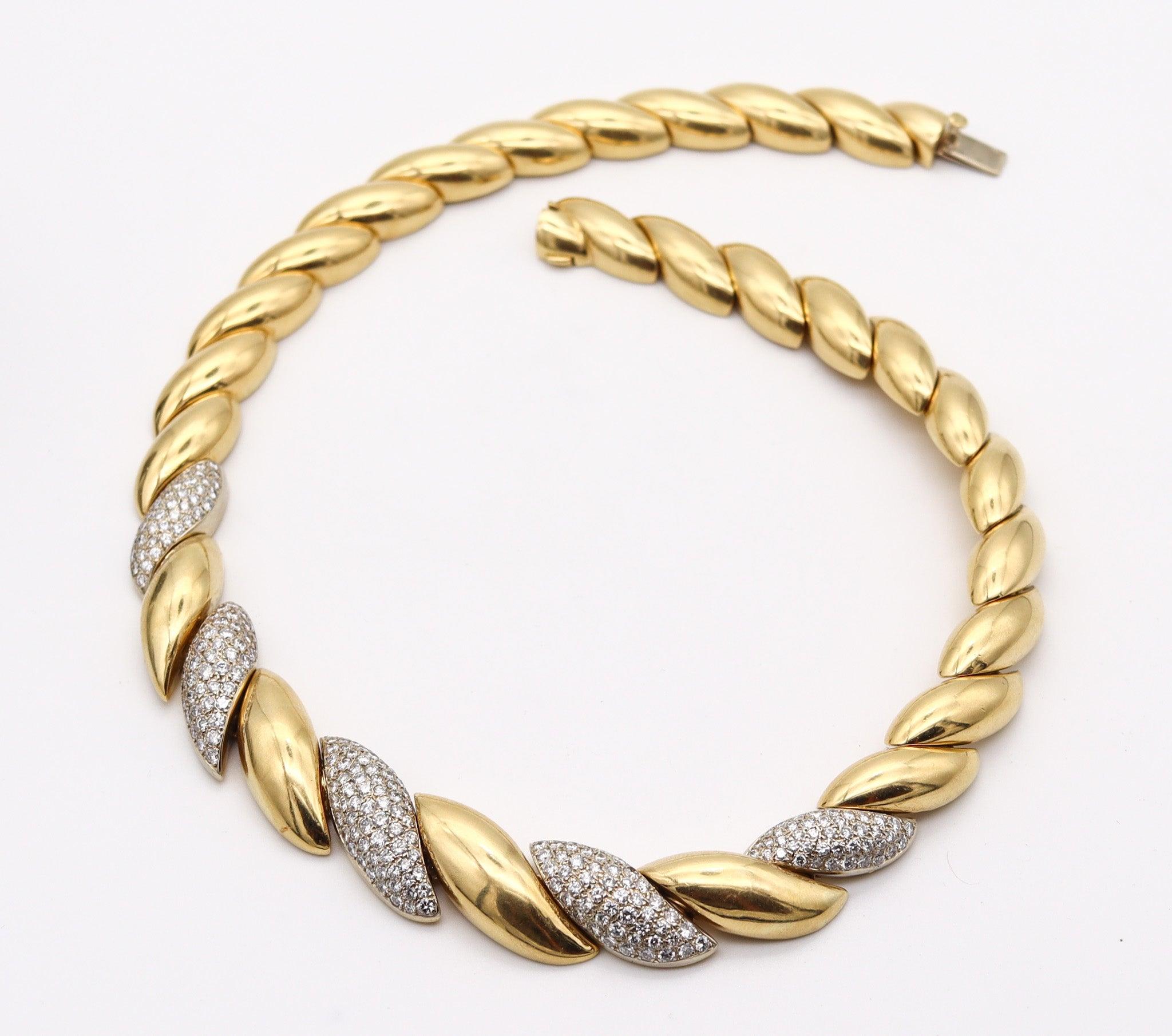Garavelli Collana Gala Graduata in Oro Giallo 18Kt con 10,32 Ctw di Diamanti in vendita 4
