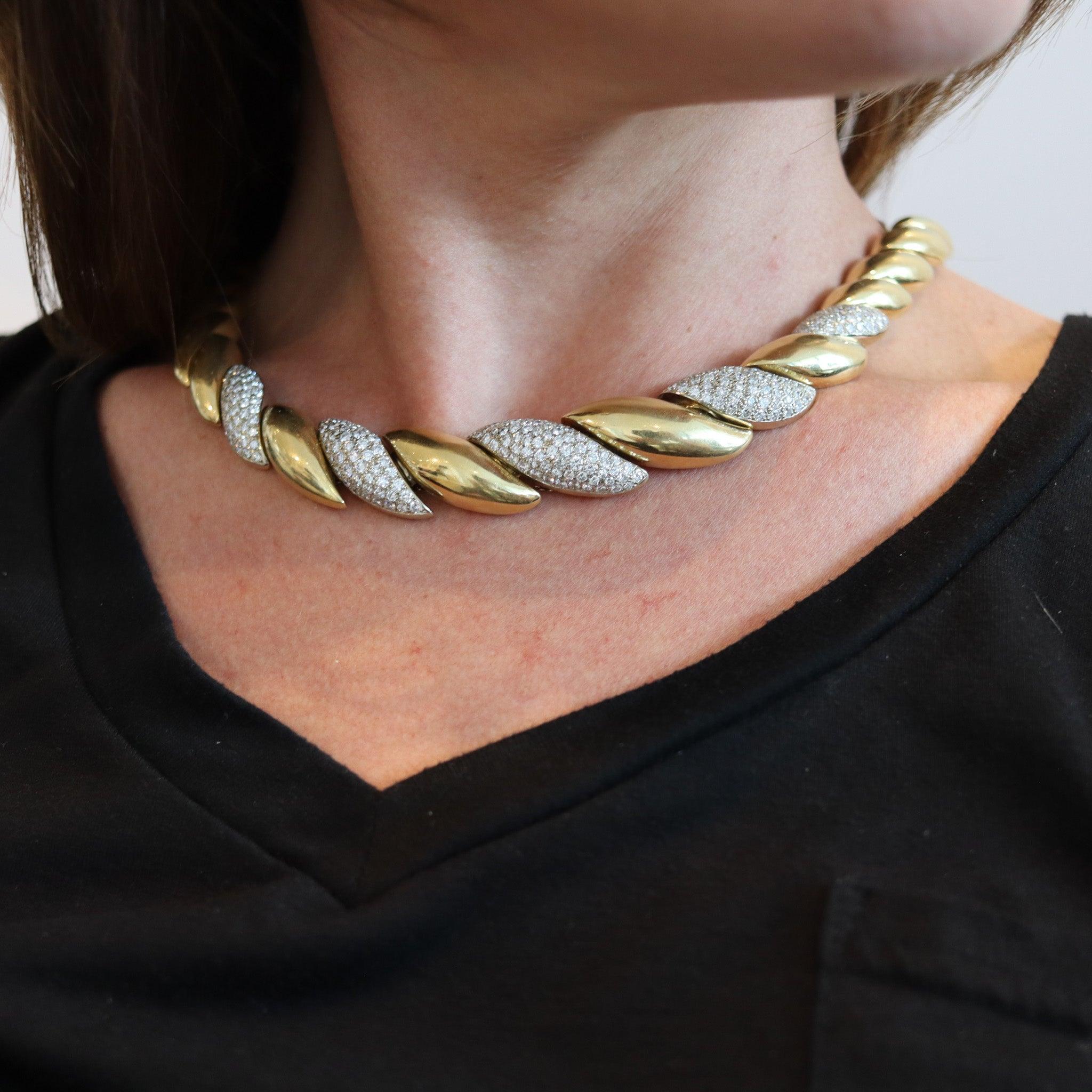 Una collana di gala disegnata da Mario Garavelli.

Si tratta di un'eccezionale collana di gala contemporanea, creata a Firenze dal designer di gioielli Mario Garavelli. La favolosa collana è stata progettata con trentatré maglie flessibili graduate,