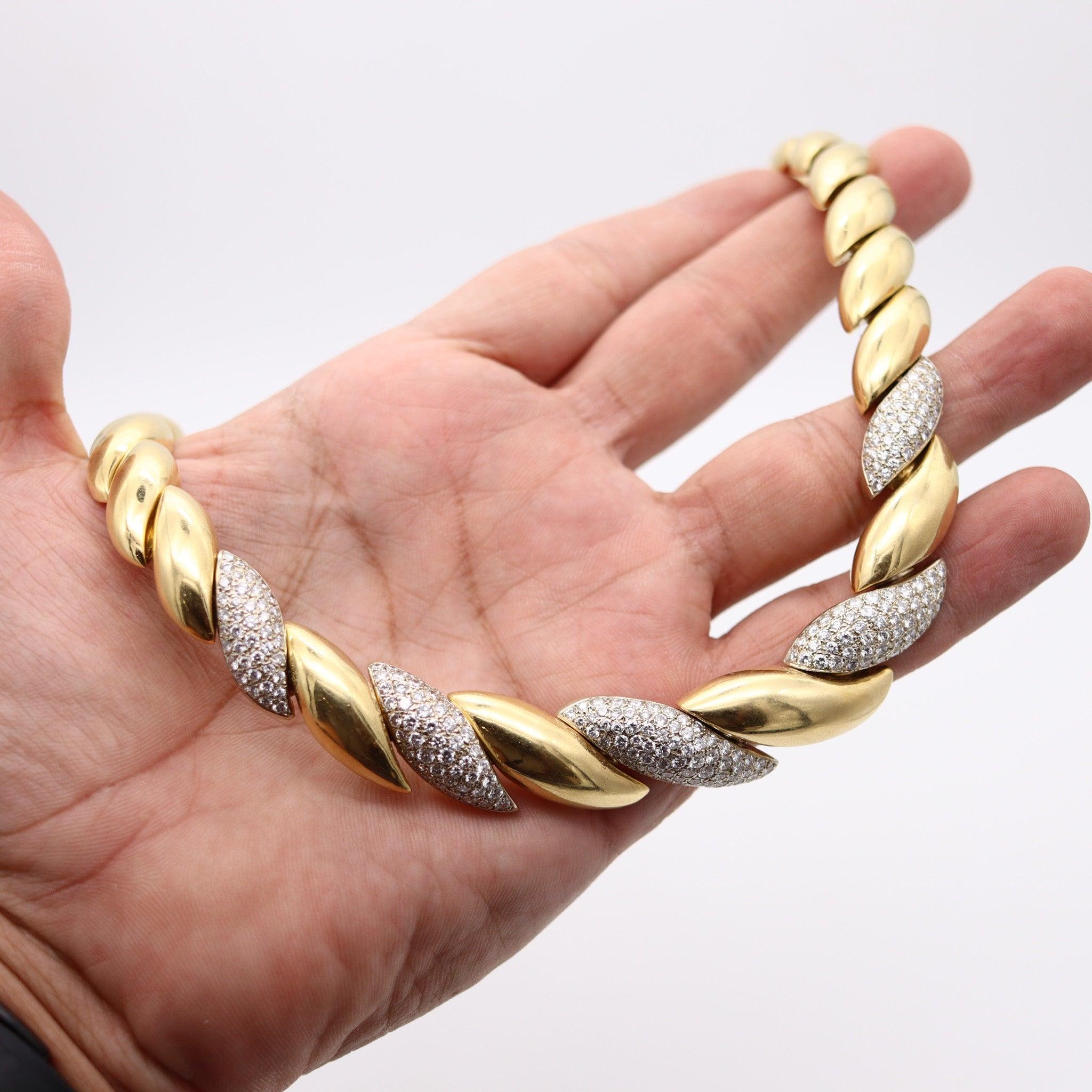 Garavelli Collana Gala Graduata in Oro Giallo 18Kt con 10,32 Ctw di Diamanti in vendita 3