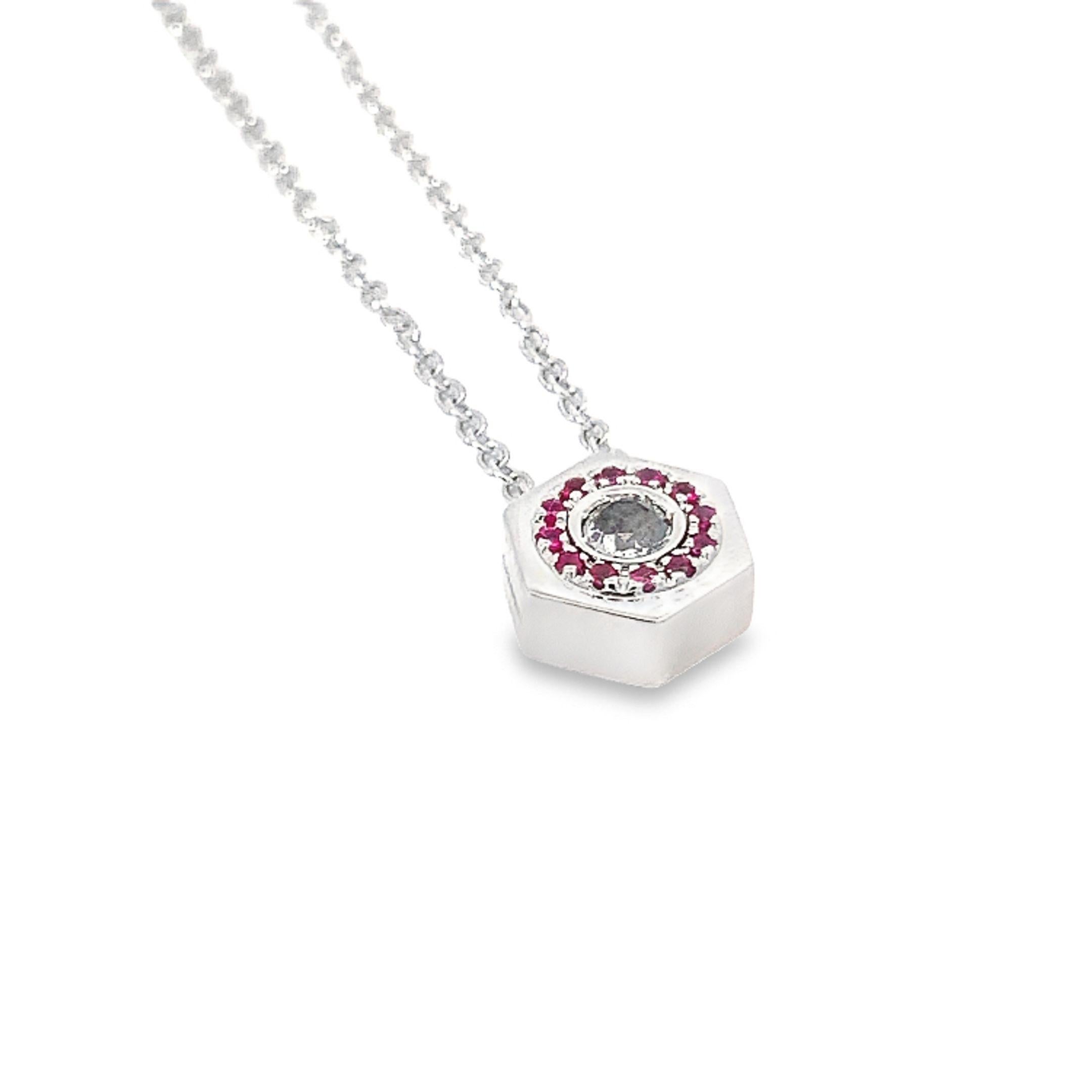 Garavelli Weißgold  Bolzen-Anhänger mit Kette, mit Rubinen und schwarzen Diamanten aus der New Giotto Collection.
Anhänger aus 18-karätigem Weißgold, mit Rubinen besetzt, mit einem schwarzen Diamanten in der Mitte.
Perfekt für den alltäglichen Touch