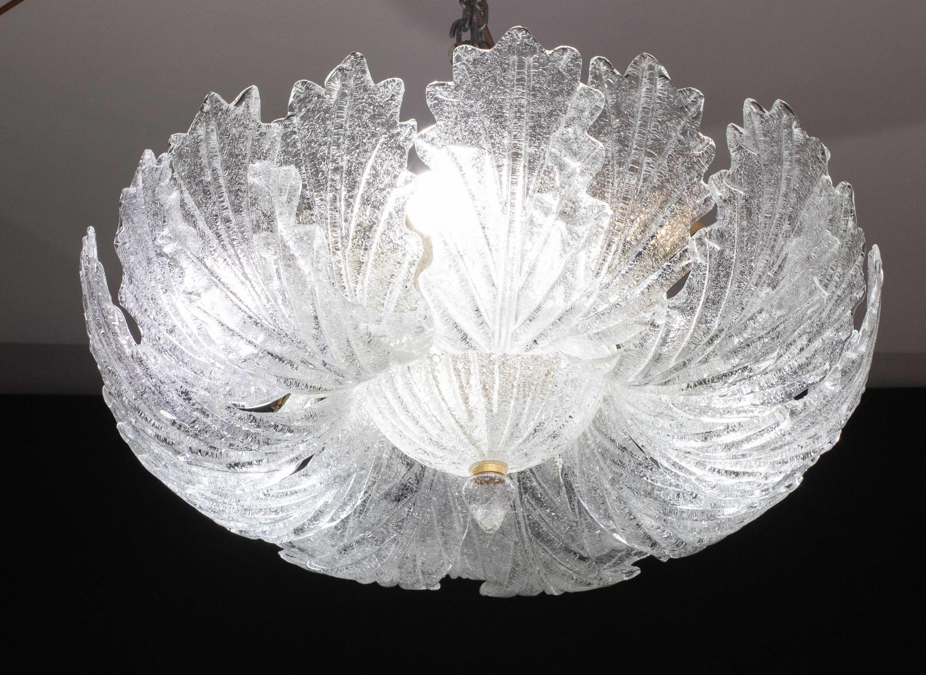 Splendida lampada da soffitto o lampadario in vetro di Murano

Periodo: circa 1980.

Il faro monta 8 portalampade e14 standard europei, con possibilità di ricablaggio per gli Stati Uniti.

Perfetto per decorare un grande spazio.

L'altezza misura 30