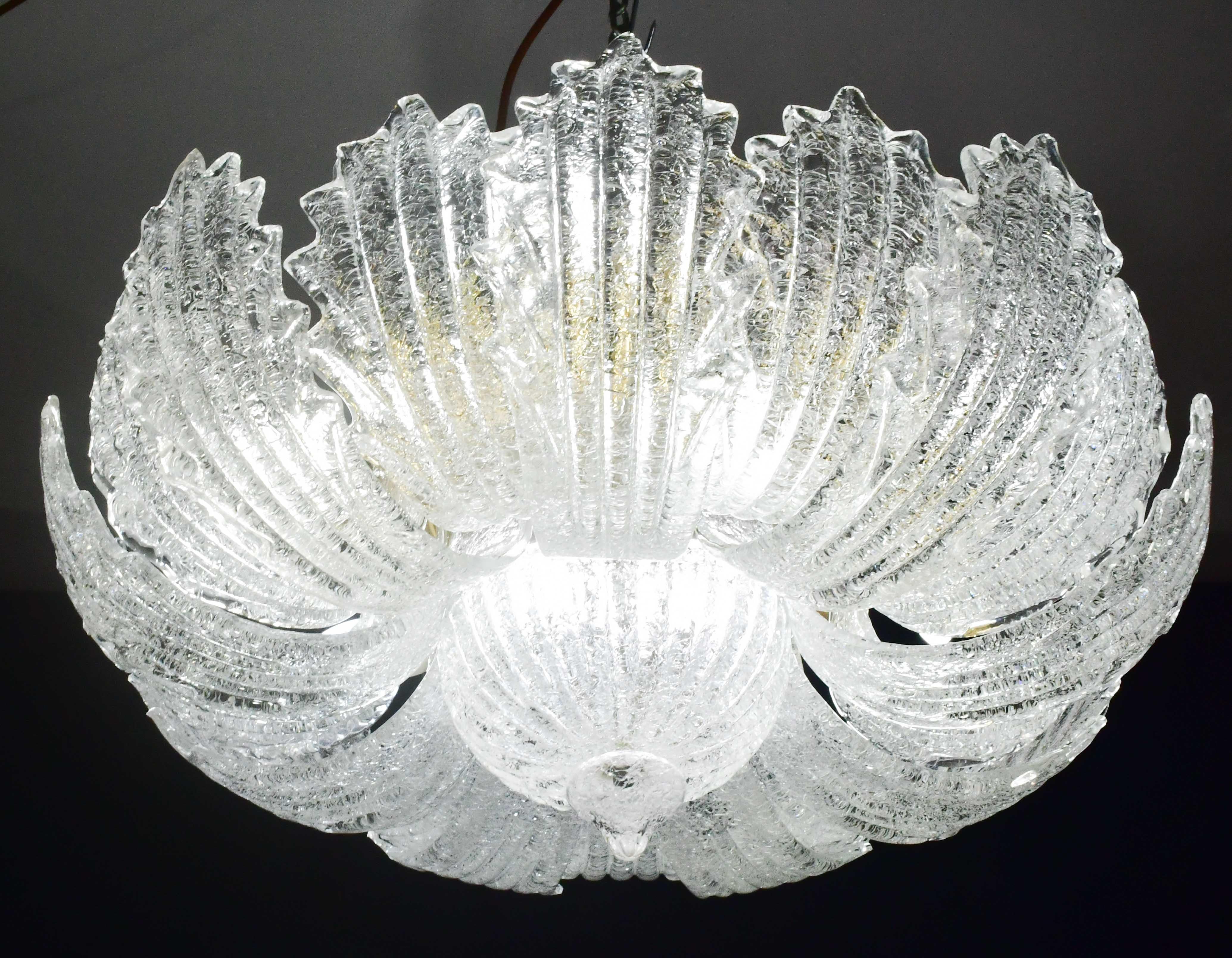 Splendida lampada da soffitto o lampadario in vetro di Murano

Periodo: circa 1980.

La lampada monta 9 portalampada e14 standard europei, con possibilità di ricablaggio per gli Stati Uniti.

Perfetto per decorare un grande spazio.

L'altezza misura