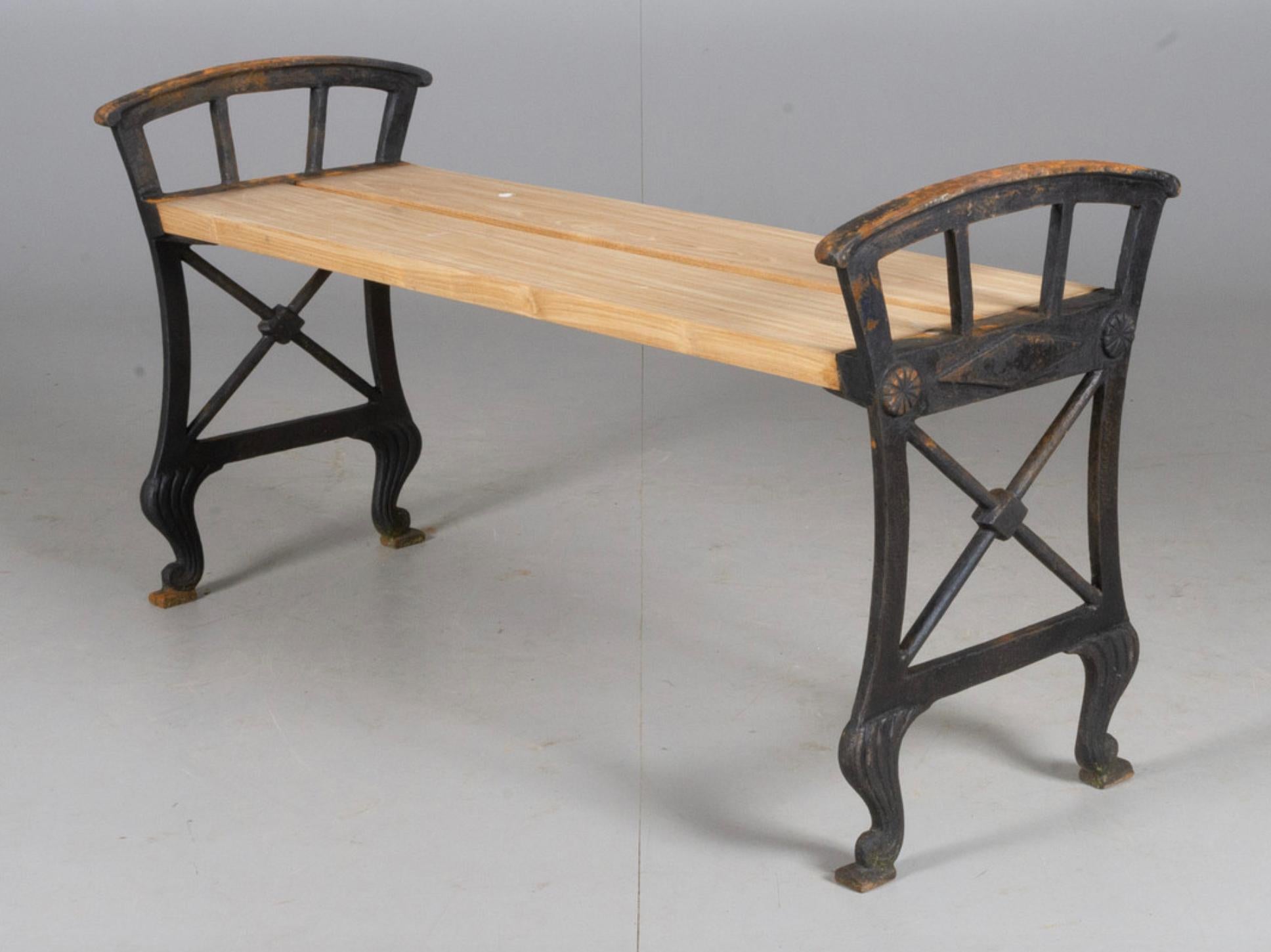 Banc de jardin en fonte conçu par Folke Benson en 1925. Modèle de banc de parc No2.
Fabriqué par Näfequarns Bruk en Suède.
Fonte avec siège en bois.