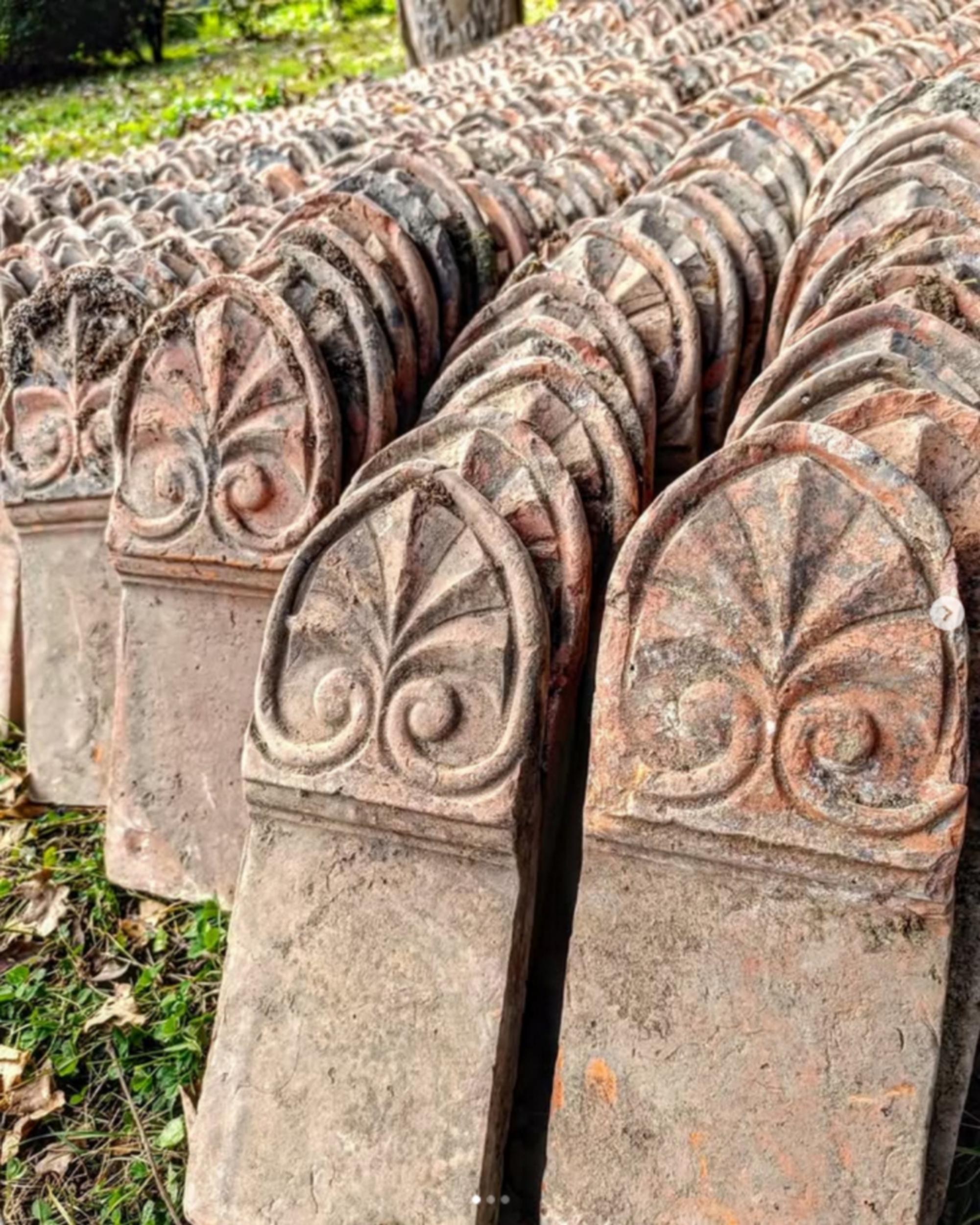 Gran juego de baldosas de terracota para bordes de huertos o parterres, con la inscripción 