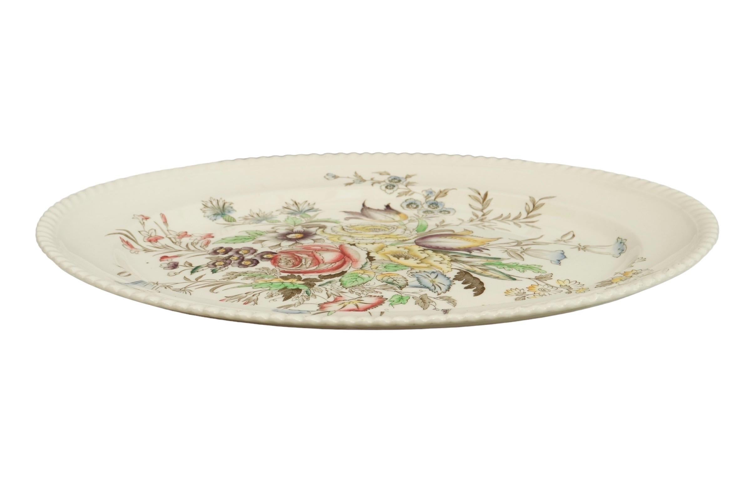 Un piatto da portata Windsor Ware di Johnson Brothers, Inghilterra, 1940 circa, realizzato in semi-porcellana, con le caratteristiche della porcellana fine e la durata dell'Ironstone China. Decorato in modo vivace con il motivo Garden Bouquet, con