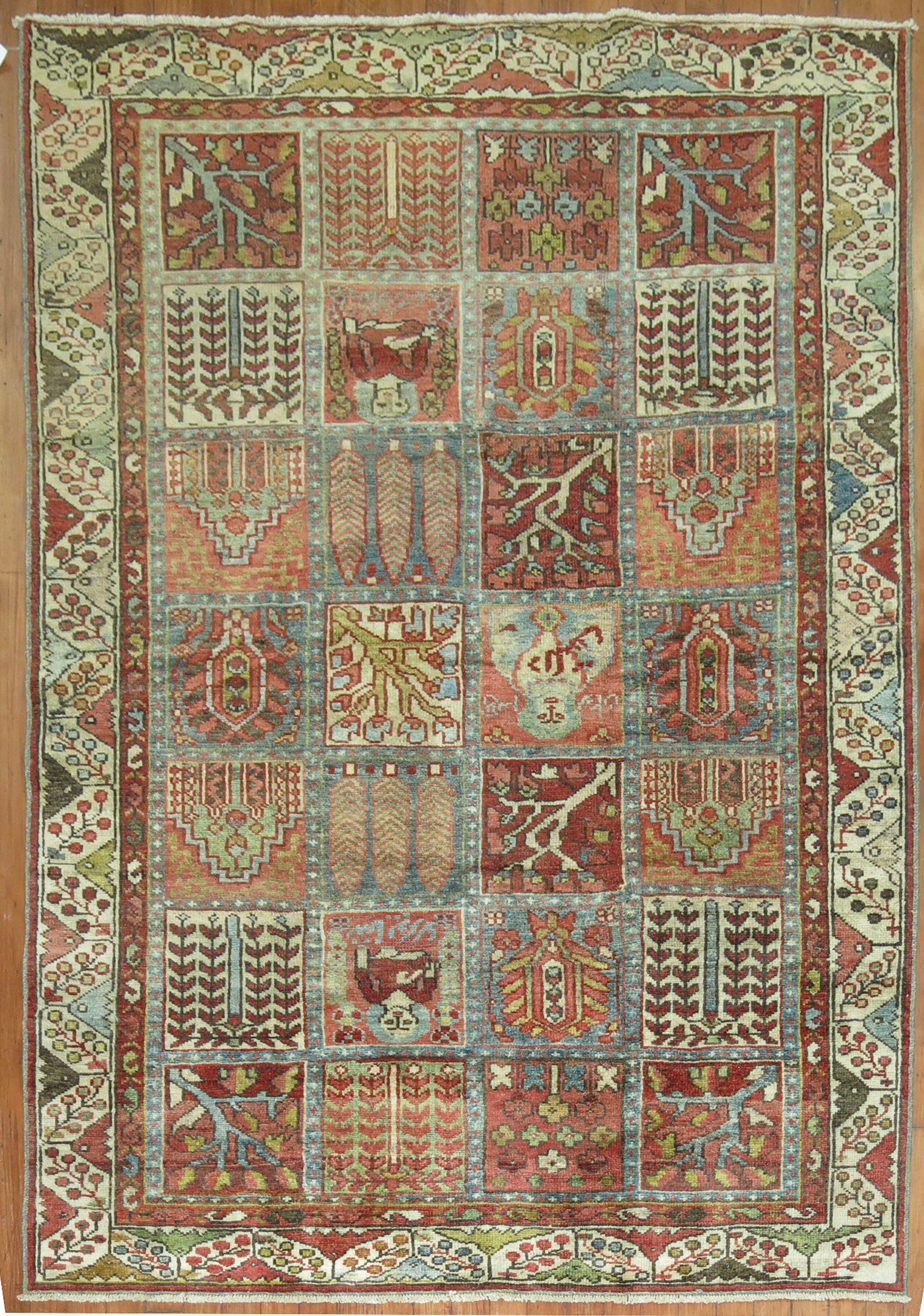 Persischer Malayer-Teppich in Akzentgröße aus dem frühen 20. Jahrhundert mit einem Gartenkästchen-Muster in einer Reihe von Farben

Maße: 4'5
