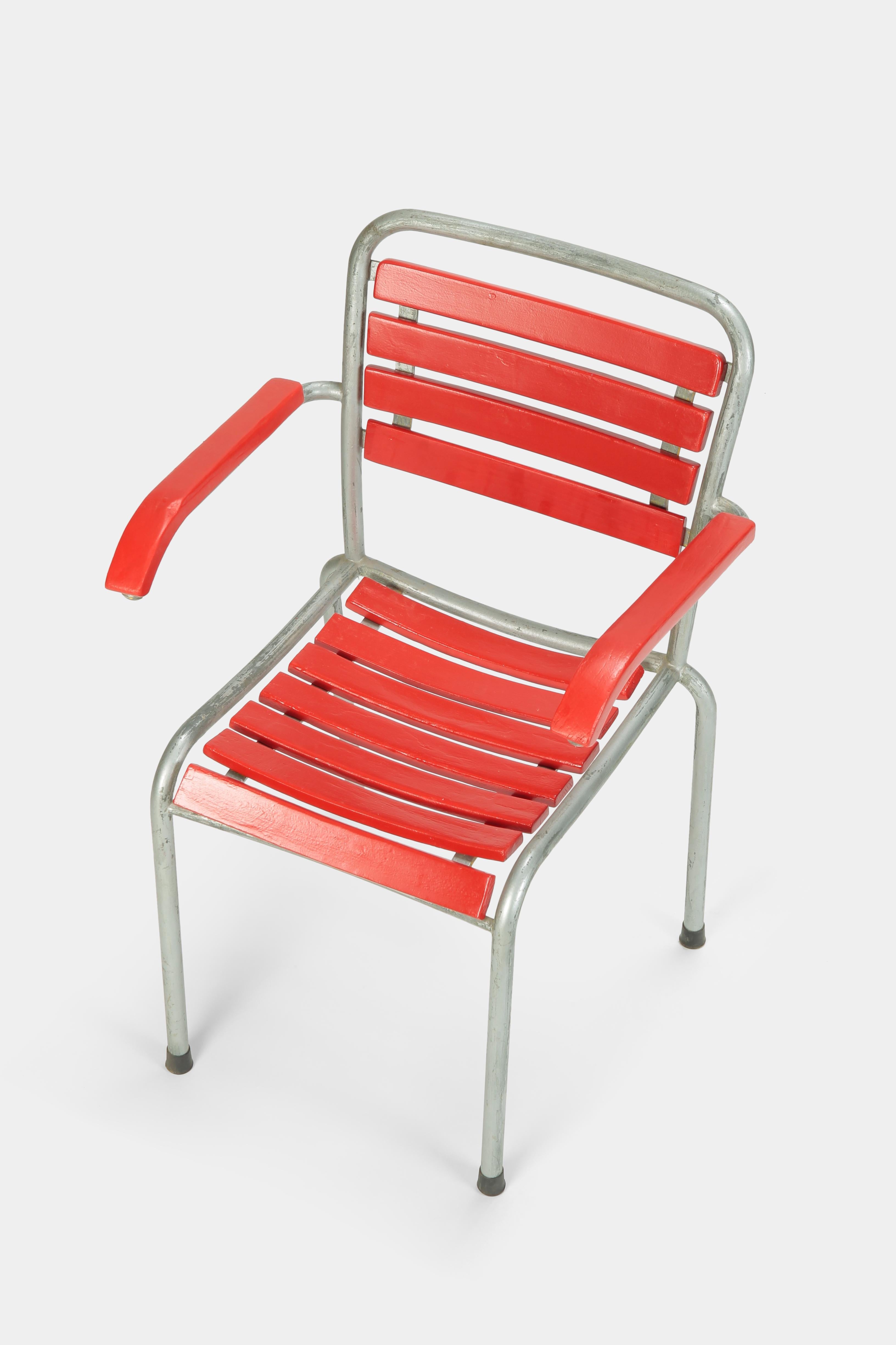 Red garden chair made by Bigla in the 1940s in Switzerland. Solid wood slats attached to a galvanized tubular steel frame. The wooden slats were freshly painted with the original color. Quintessential Swiss minimalist design, functional and