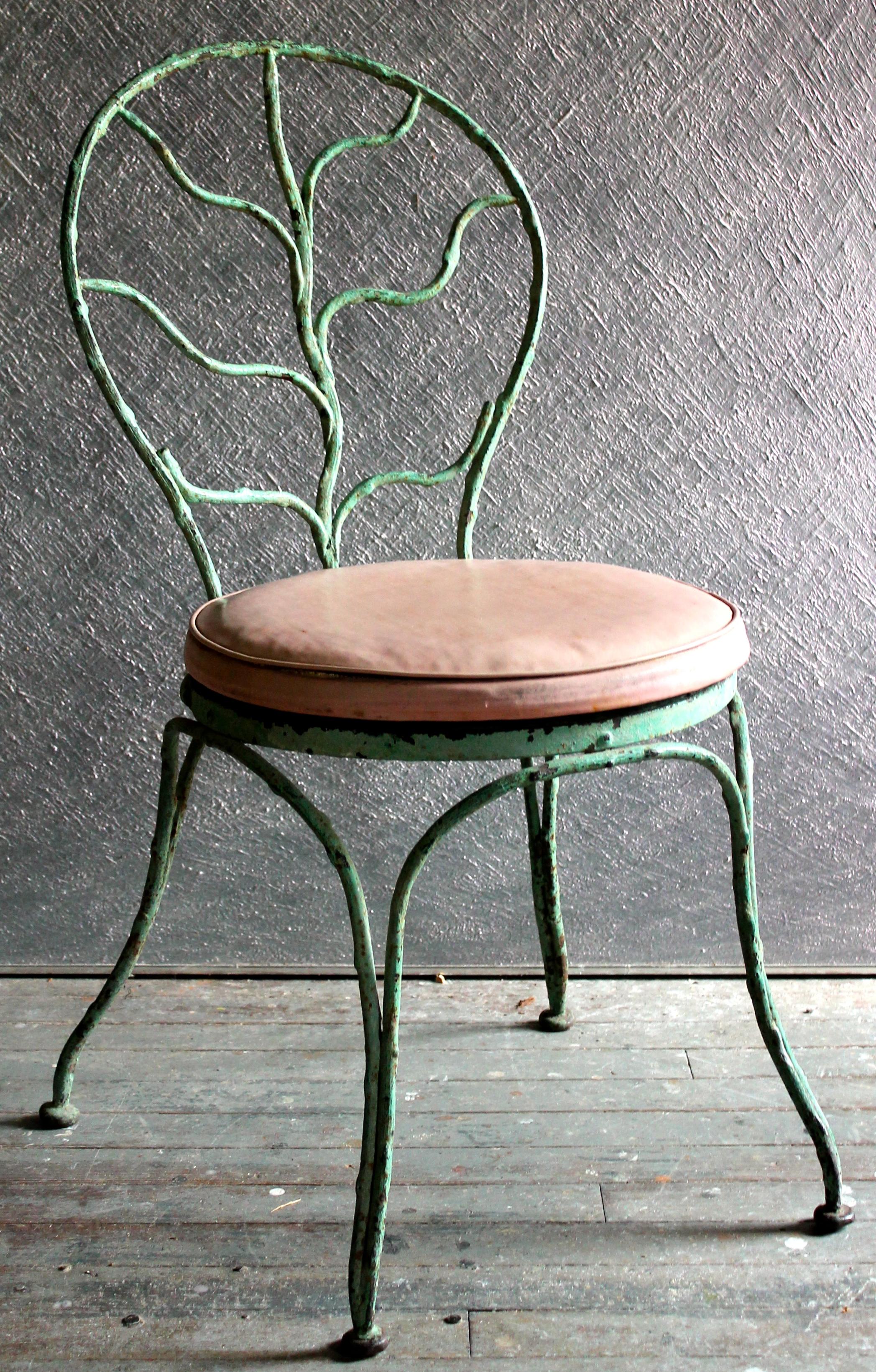 Sedia da giardino in ferro battuto forgiato di A. Durenne Foundries. Questo modello risale alla fine del XIX secolo ed è stato ripreso da Jean-Michel Frank. Bibliografia: F. Baudet, 'JM Frank, Memoire du Style Collection', Paris 1998 p.23. Catalogo