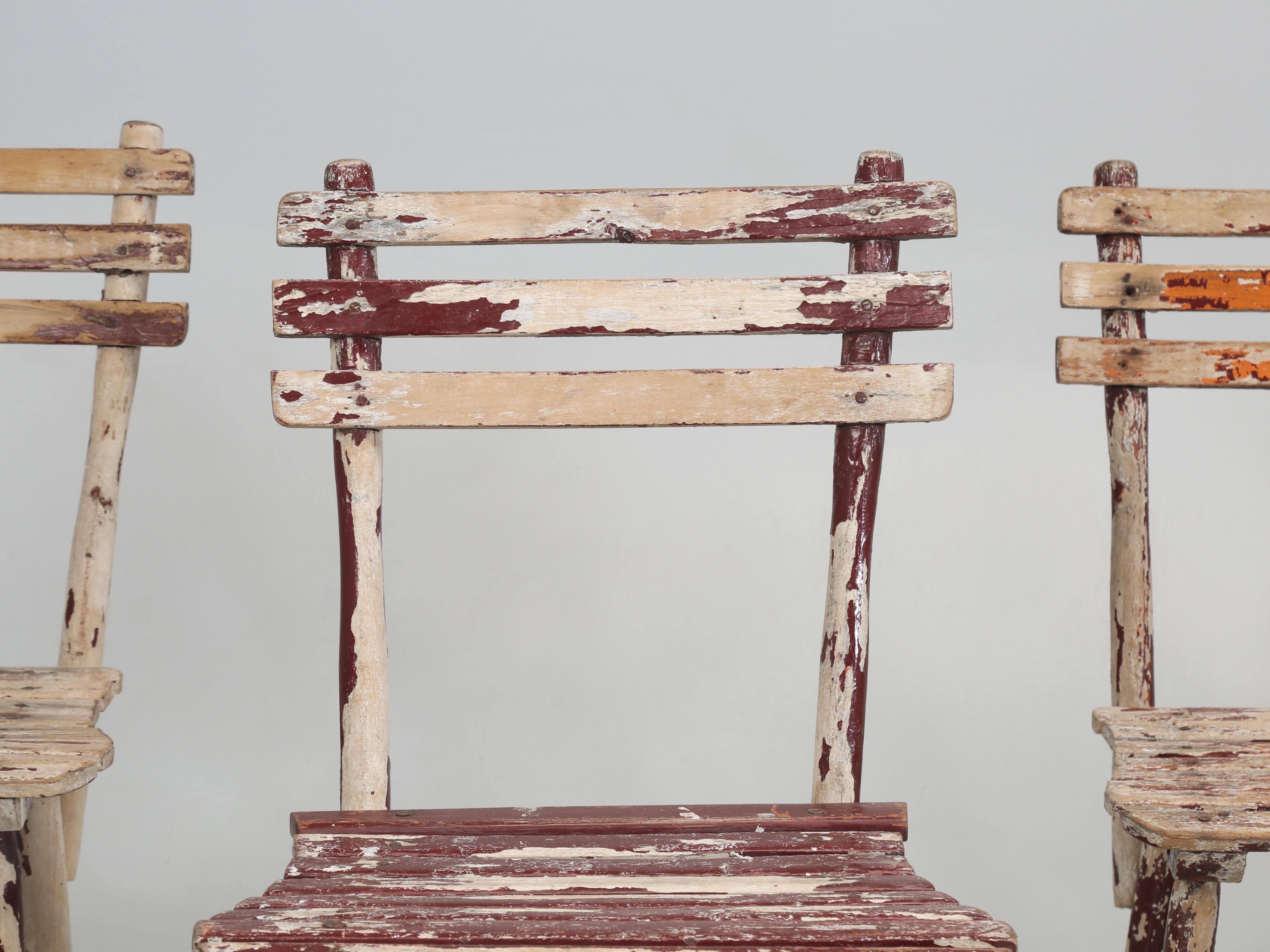 Ensemble de 6 chaises de jardin vintage fabriquées à Aix-la-Chapelle, Allemagne, probablement dans les années 1950. À en juger par les nombreuses couches de peinture, ils doivent avoir un certain âge. Les 6 chaises de jardin ne sont certainement pas