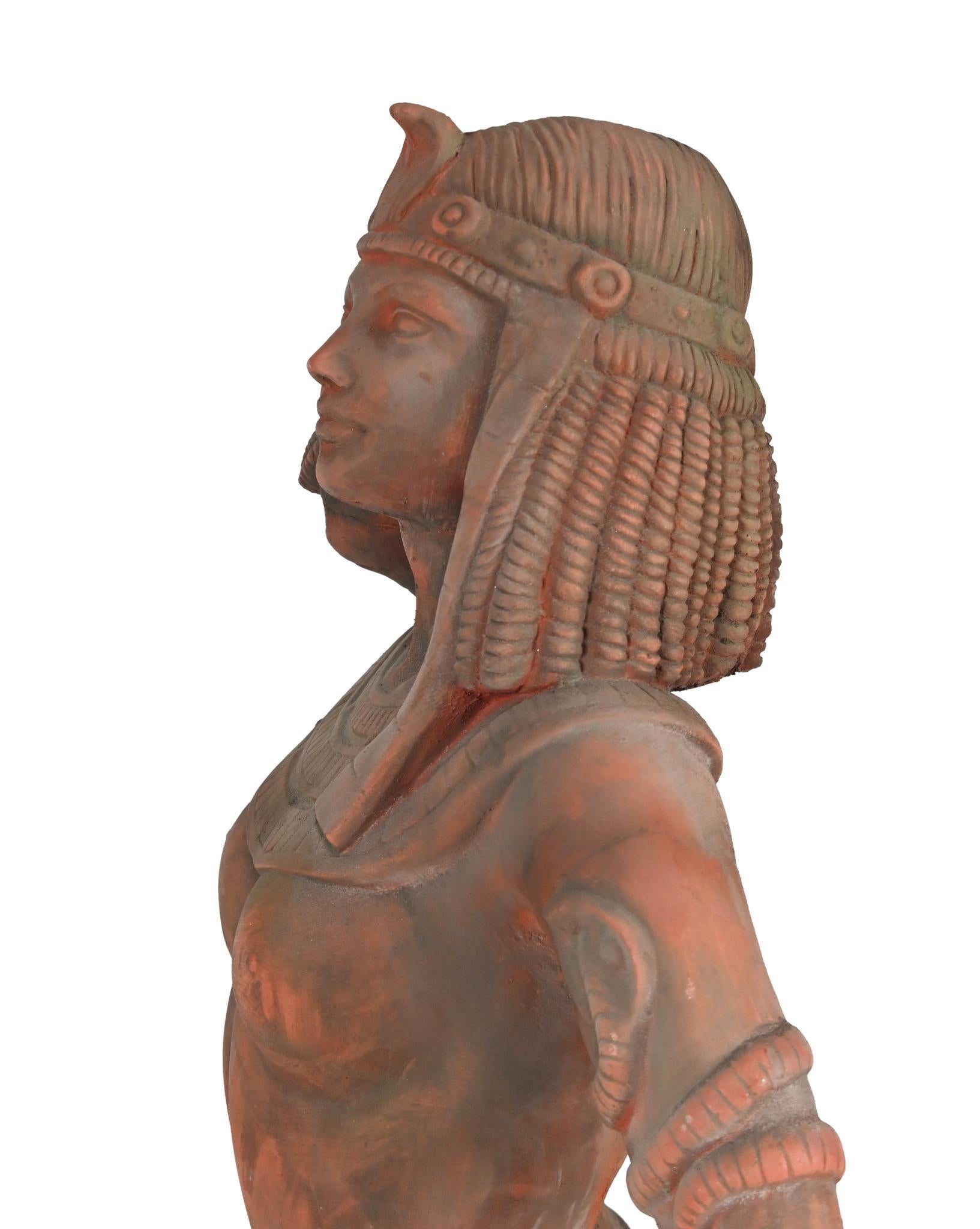 Vous regardez une magnifique statue de Cléopâtre en terre cuite sur pied.
Fabriqué en terre cuite avec un bel aspect usé par le temps
Représenté ici sur un pied de colonne ionique classique
La hauteur totale de Cléopâtre et de son socle est de plus