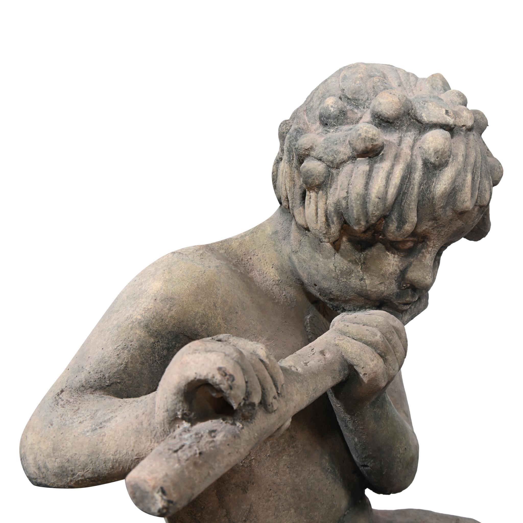 Estás viendo una peculiar estatua de jardín de un cervatillo tocando una flauta o pipa
Buen tamaño con más de 60 cm de altura - 68 CM
El cervatillo está sentado - el bloque en el que aparece sentado no está disponible
He puede sentarse en cualquier