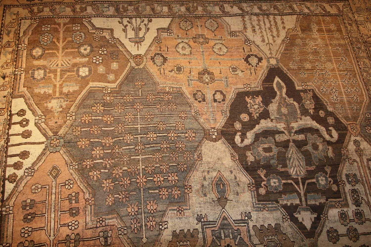 Antiker persischer Bakhtiari-Teppich im Gartendesign. 11 Fuß x 16 Fuß (Persisch) im Angebot
