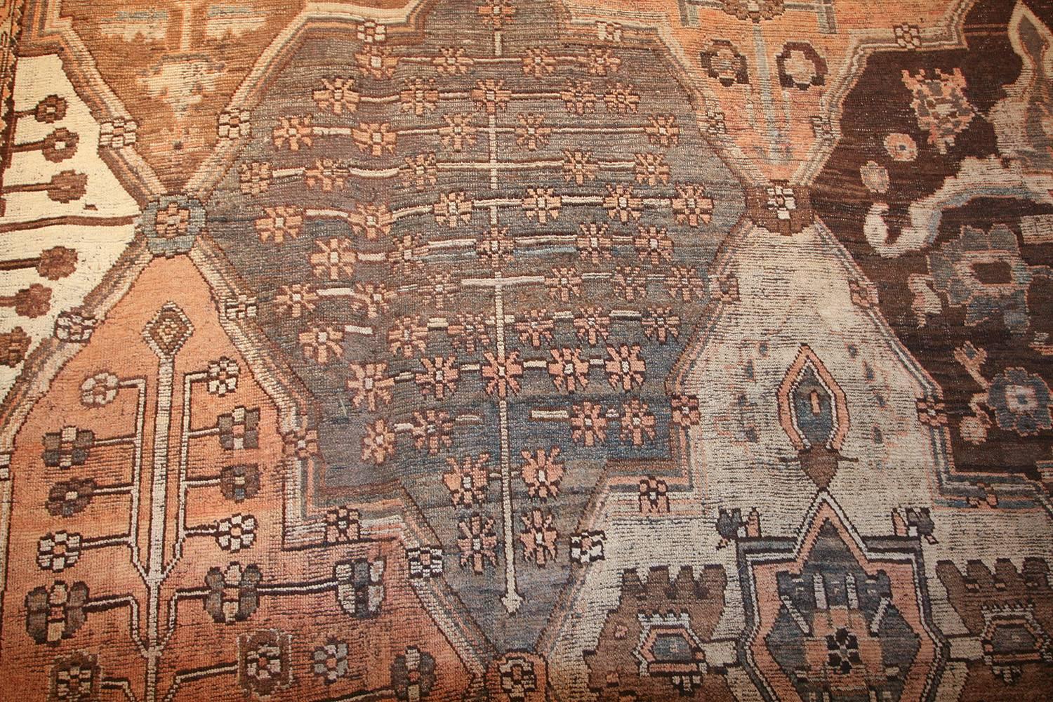 Antiker persischer Bakhtiari-Teppich im Gartendesign. 11 Fuß x 16 Fuß (Handgeknüpft) im Angebot