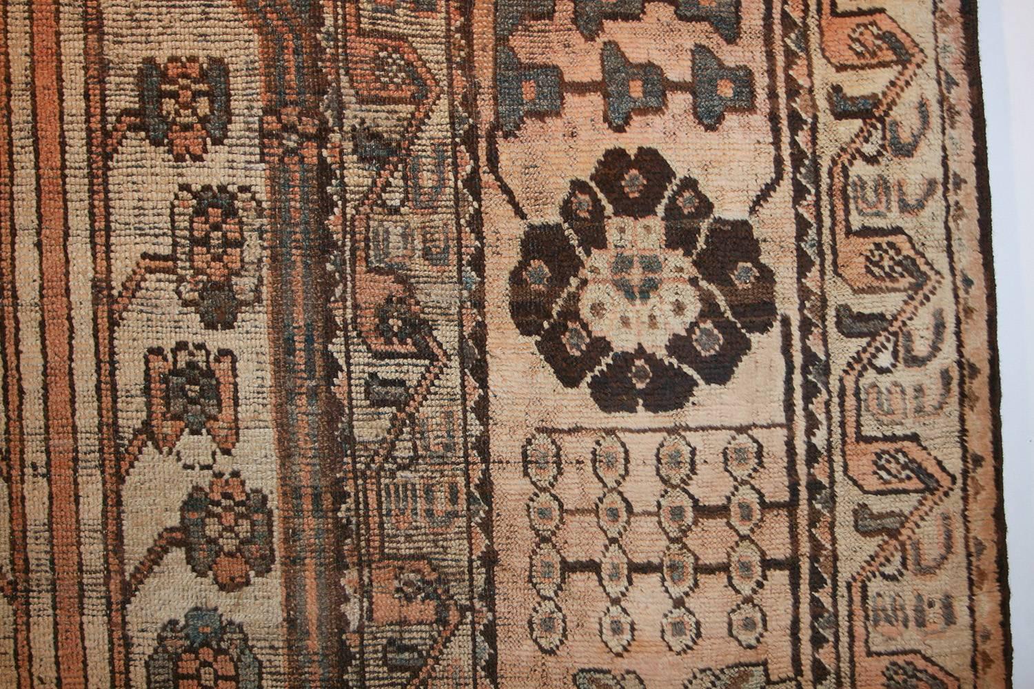 Antiker persischer Bakhtiari-Teppich im Gartendesign. 11 Fuß x 16 Fuß im Zustand „Gut“ im Angebot in New York, NY