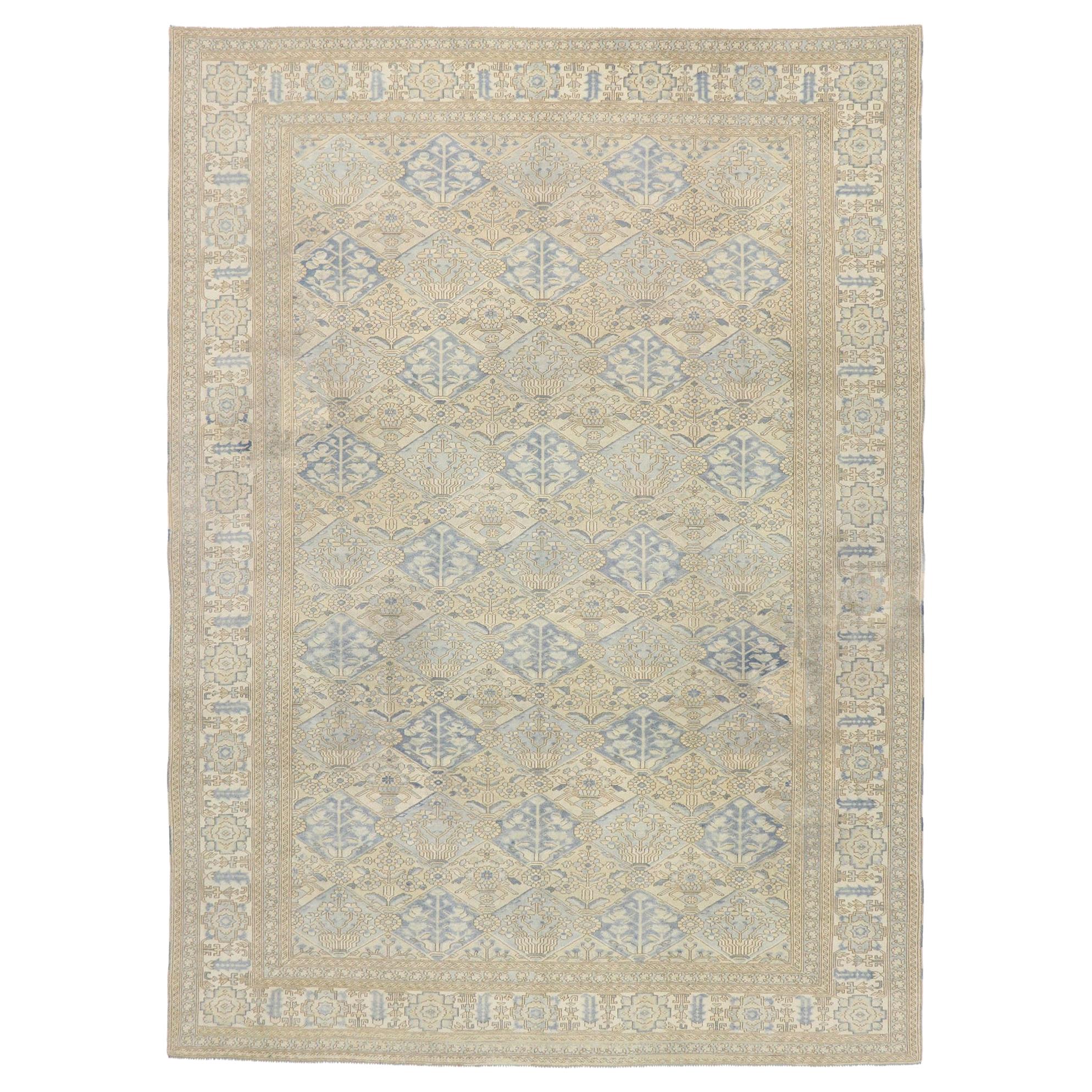 Tapis d'Oushak turc vintage au design de jardin avec style côtier moderne en vente