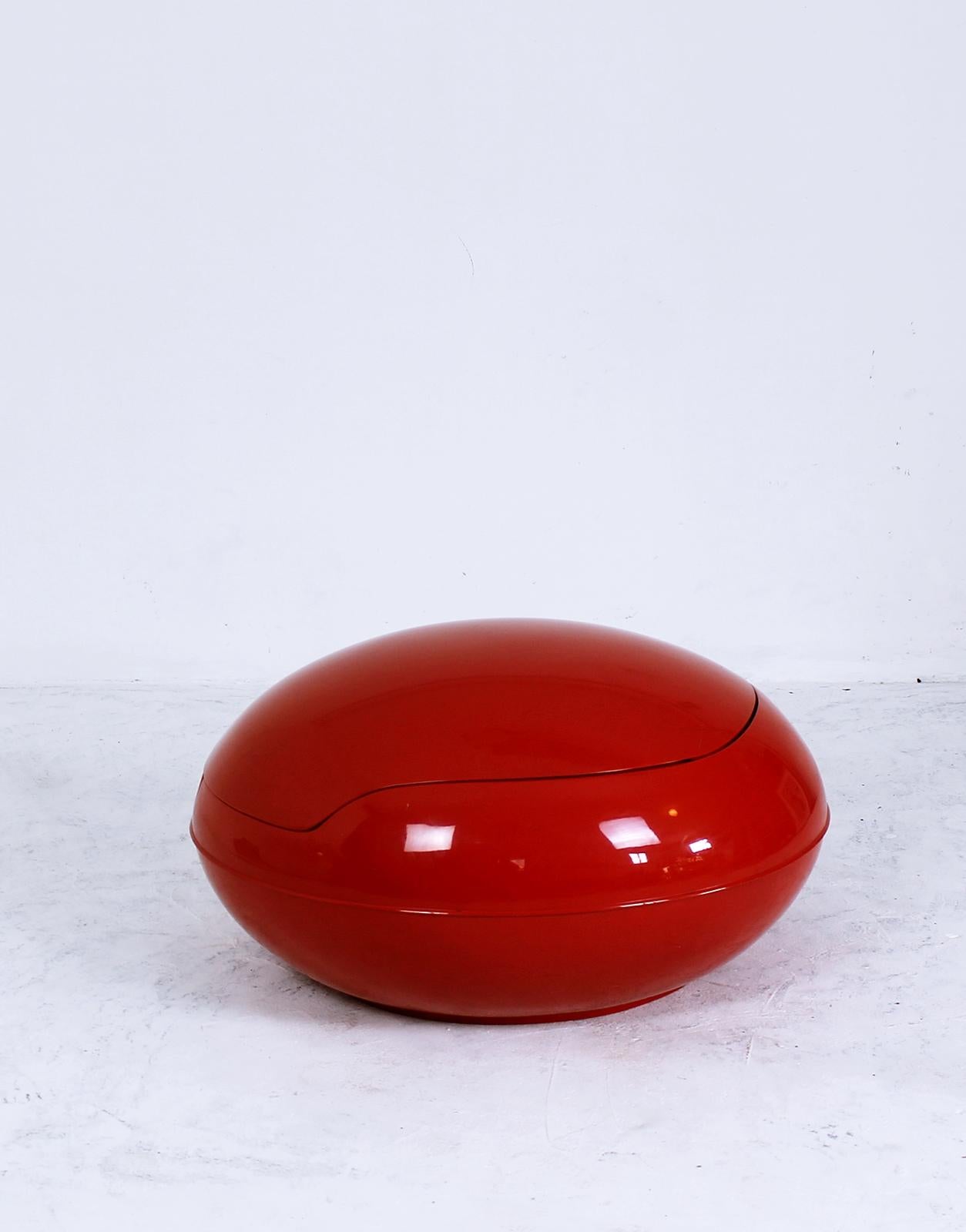 egg chair that closes