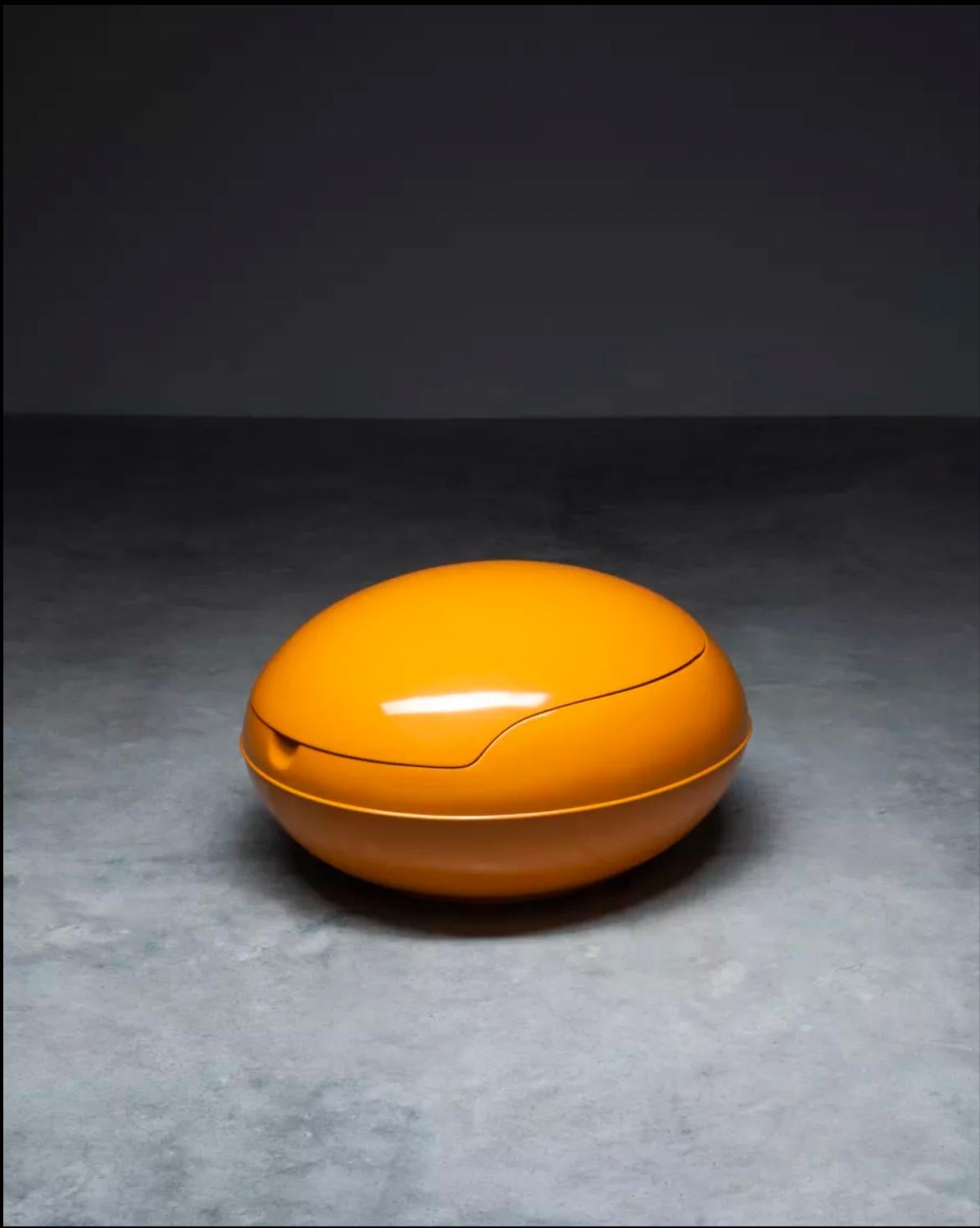 Ein Garden Egg Chair in Orange, entworfen von Peter Ghyczy im Jahr 1968. Der Stuhl wurde sowohl für den Innen- als auch für den Außenbereich konzipiert, obwohl er als Designikone und Sammlerstück nur selten im Freien verwendet wird. Der Deckel des