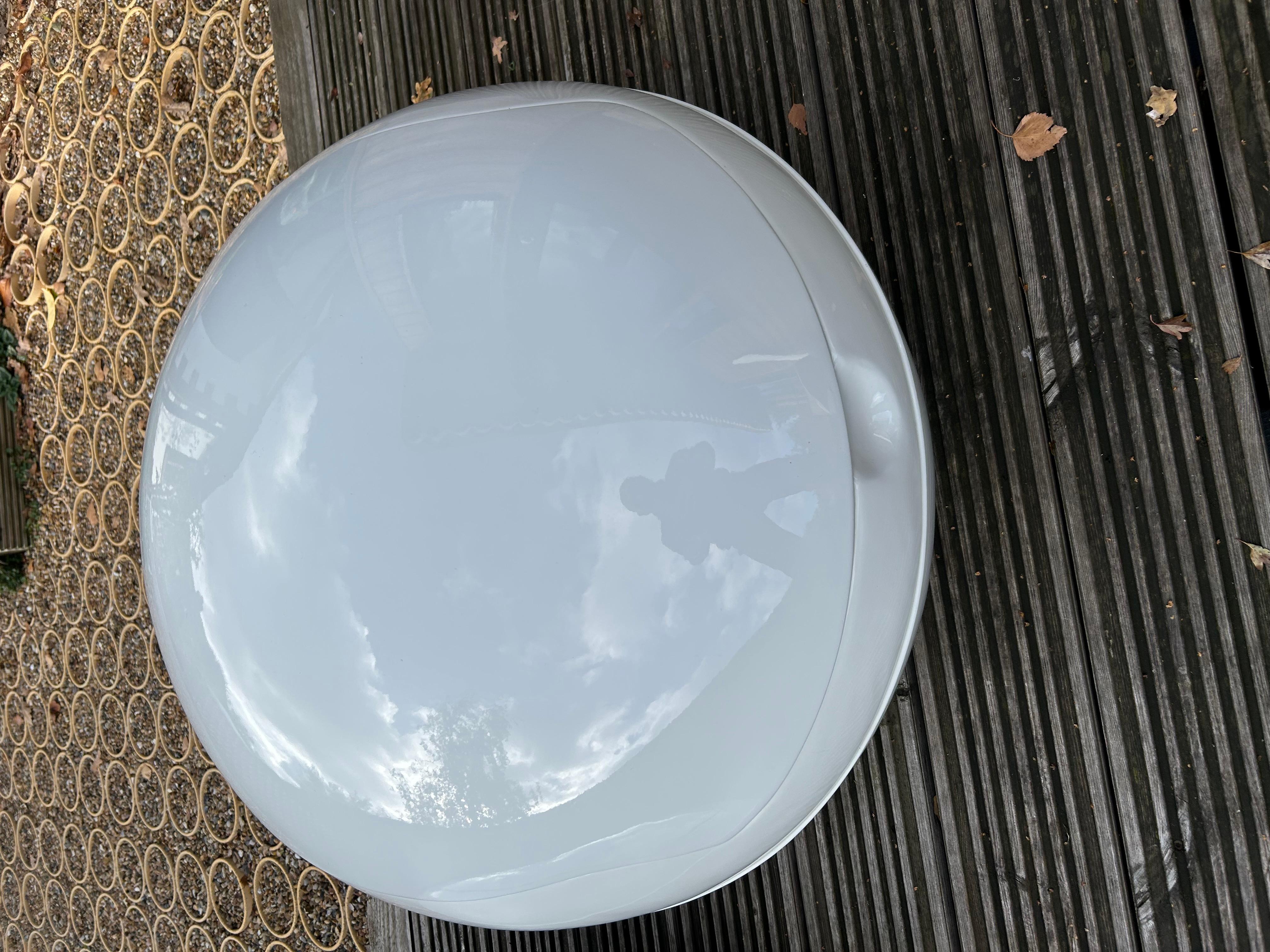 Wir haben zwei dieser originalen Vintage Garden Egg Stühle in weiß mit schwarzen Kissen, entworfen für den Einsatz im Innen- und Außenbereich von Peter Ghyczy für Reuters in der ehemaligen DDR, Preis ist pro Stuhl.