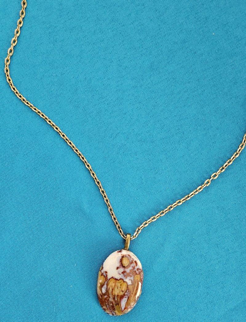 Mid-Century moderno Garden/Floral Motif Naturally Occurring in Semiprecious Stone Pendant Necklace in vendita