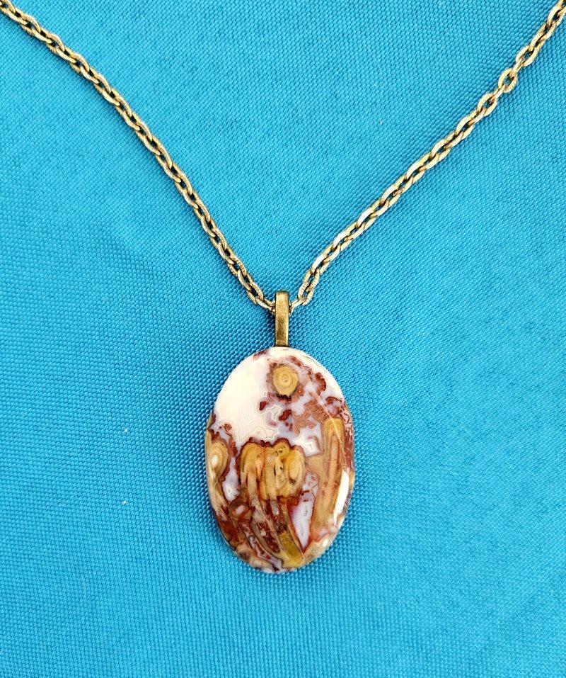 Sconosciuto Garden/Floral Motif Naturally Occurring in Semiprecious Stone Pendant Necklace in vendita