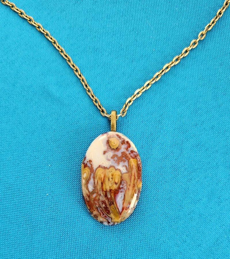 Altro Garden/Floral Motif Naturally Occurring in Semiprecious Stone Pendant Necklace in vendita