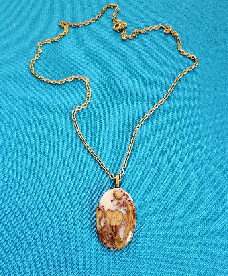 Garden/Floral Motif Naturally Occurring in Semiprecious Stone Pendant Necklace In condizioni buone in vendita a Warrenton, OR