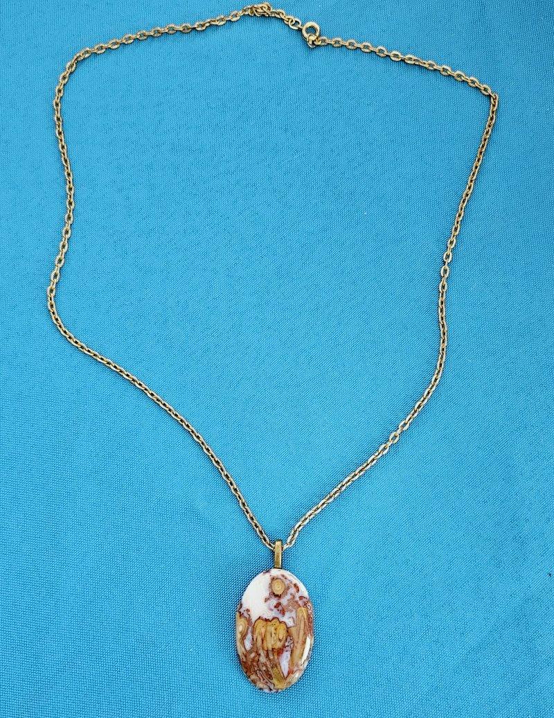 XX secolo Garden/Floral Motif Naturally Occurring in Semiprecious Stone Pendant Necklace in vendita