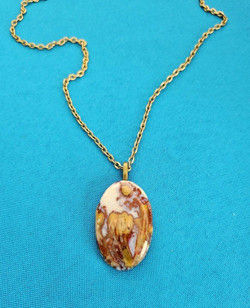 Pietra Garden/Floral Motif Naturally Occurring in Semiprecious Stone Pendant Necklace in vendita