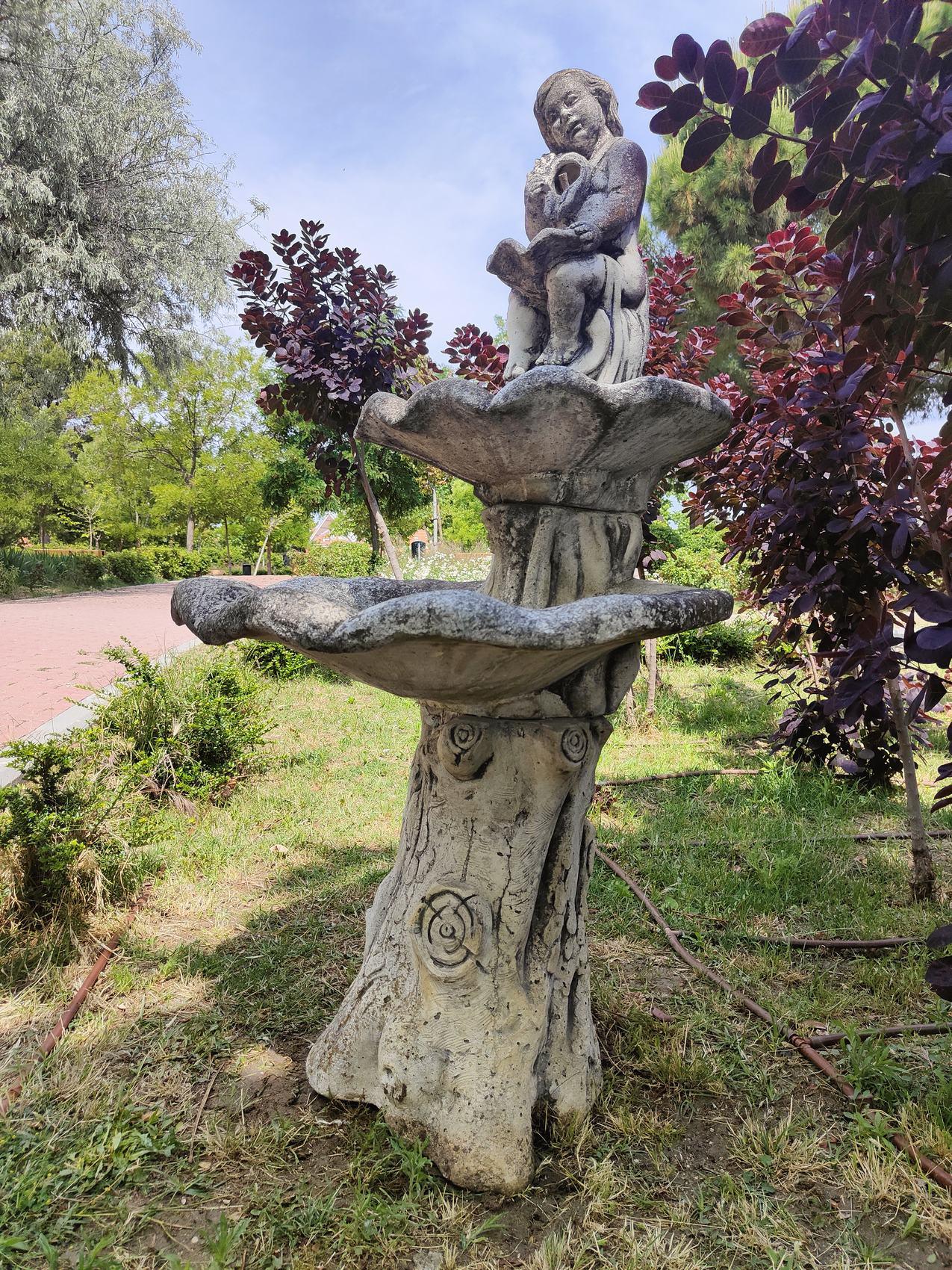 Gartenbrunnen aus der Mitte des 20. Jahrhunderts im Angebot 9