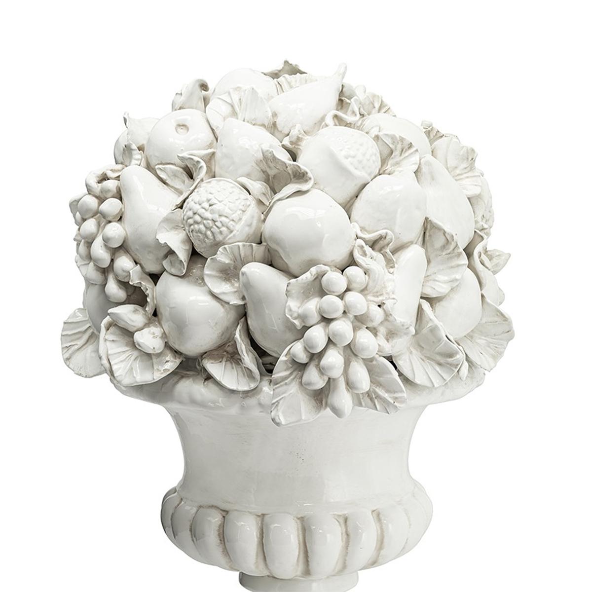 Scultura di frutta da giardino in ceramica
con foglie e frutti in ceramica.