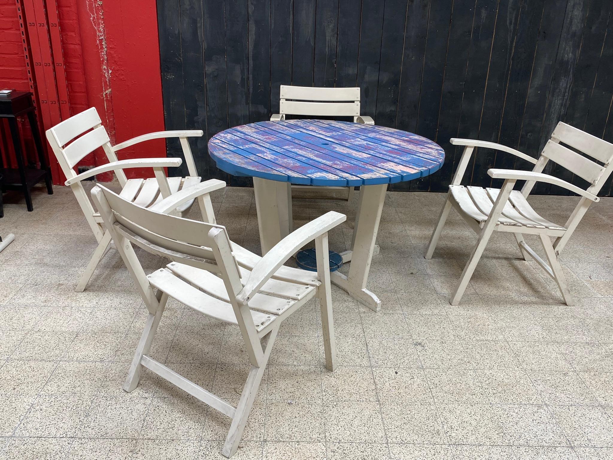 Mobilier de jardin vers 1930 dans le style de Robert Mallet Stevens ;
Comprenant une table pliante et 4 fauteuils
Bon état général, patine amusante sur le plateau de la table.