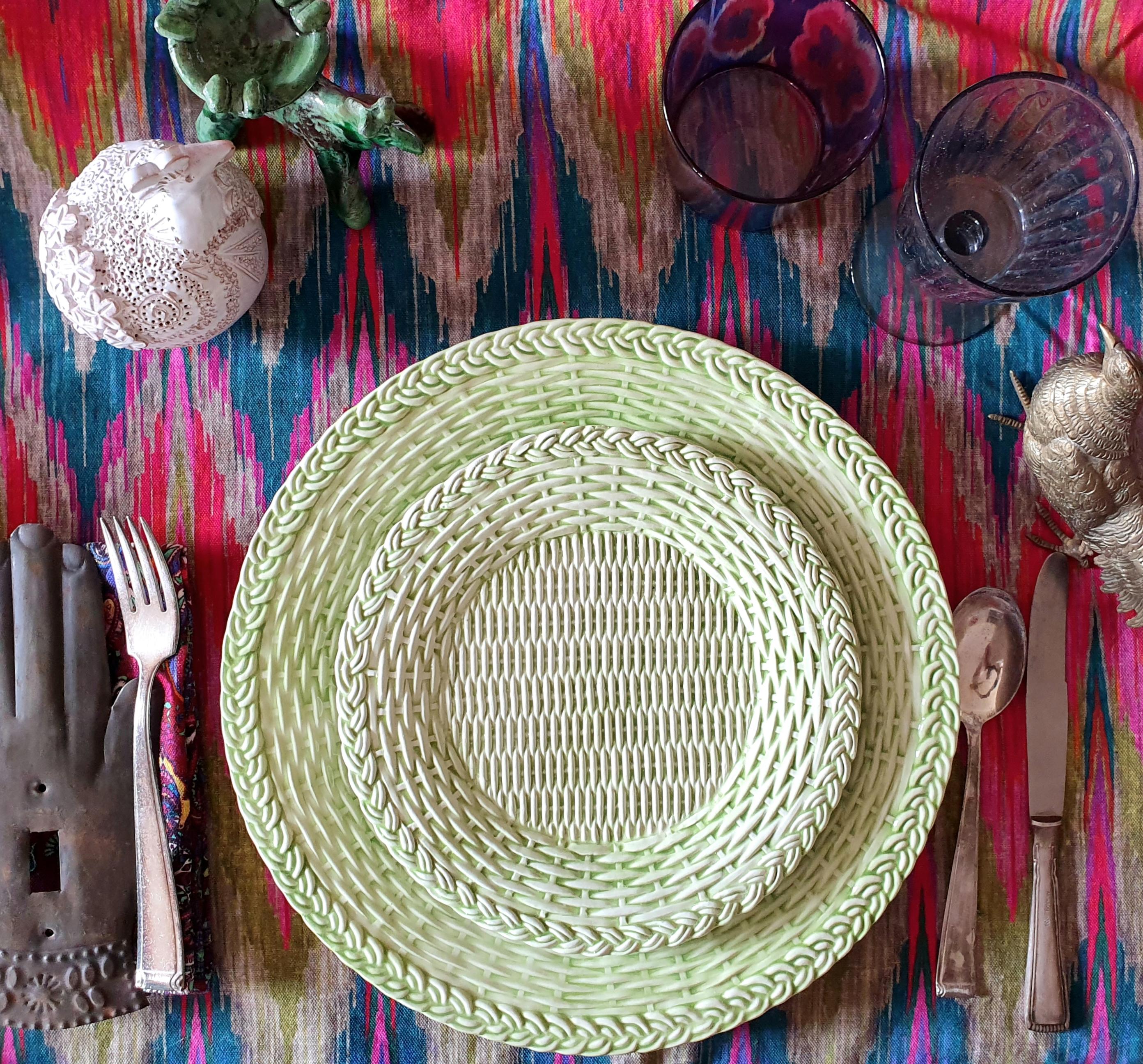 Green as the gardens that give the name to this collection
This handmade and hand painted plate reproduces the rattan plates used for picnic and outdoor lunches
Made in Italy.