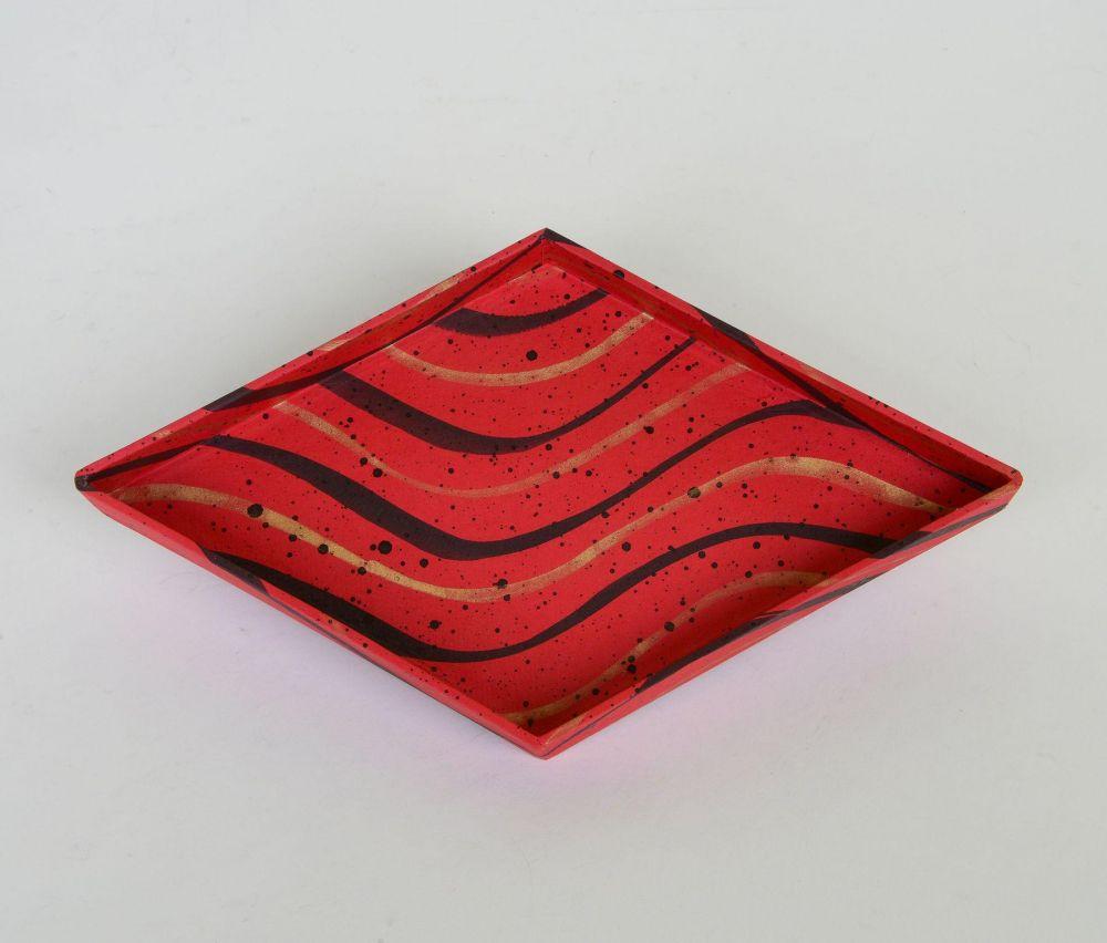 Encres acryliques et à base de gomme-laque sur papier Ingres
Estampillé par l'artiste sur la face inférieure.

En forme de diamant, enveloppé dans le papier peint à la main 