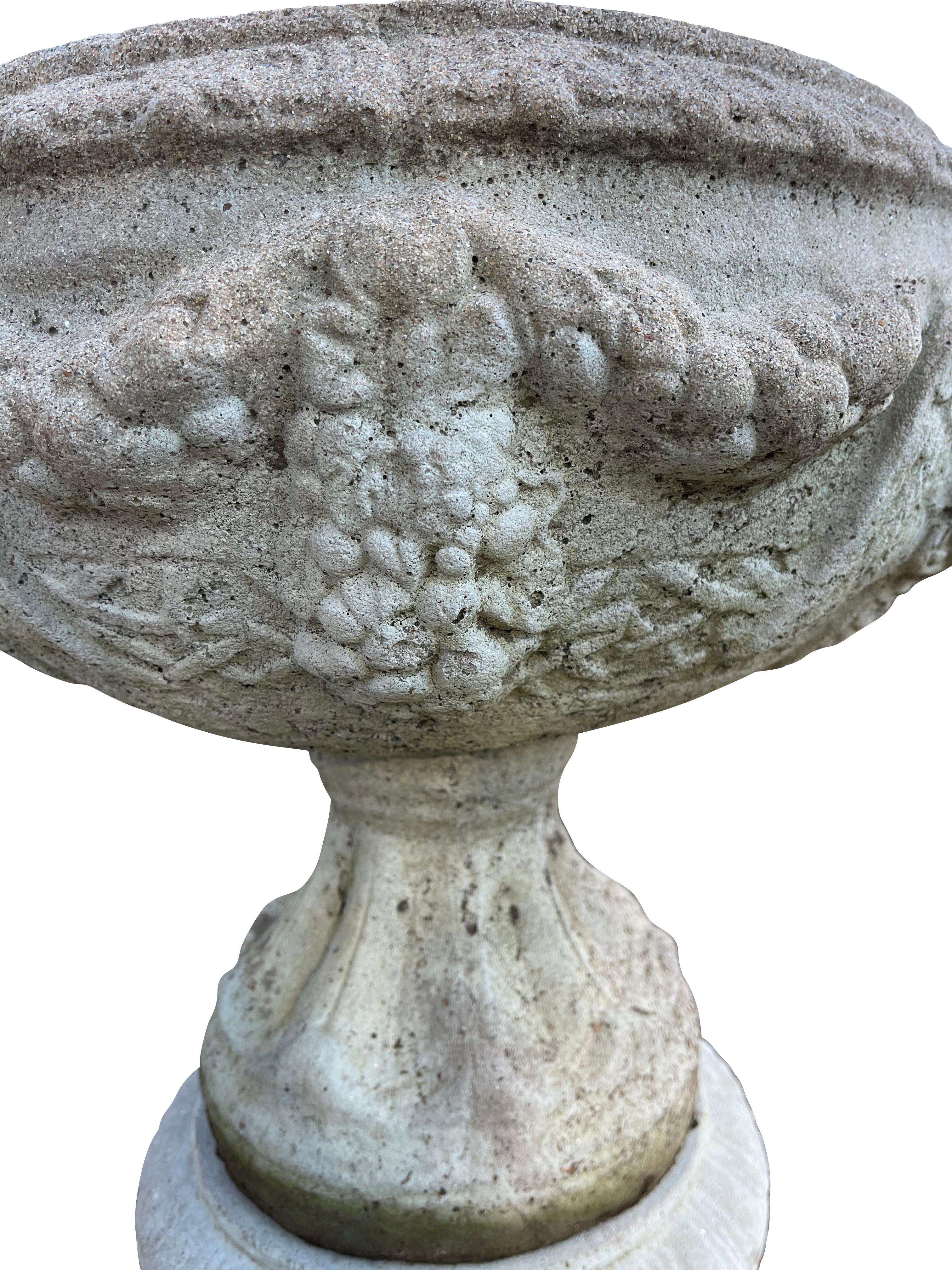 Garden Jardiniere/ Font on Pedestal In Good Condition For Sale In Essex, MA
