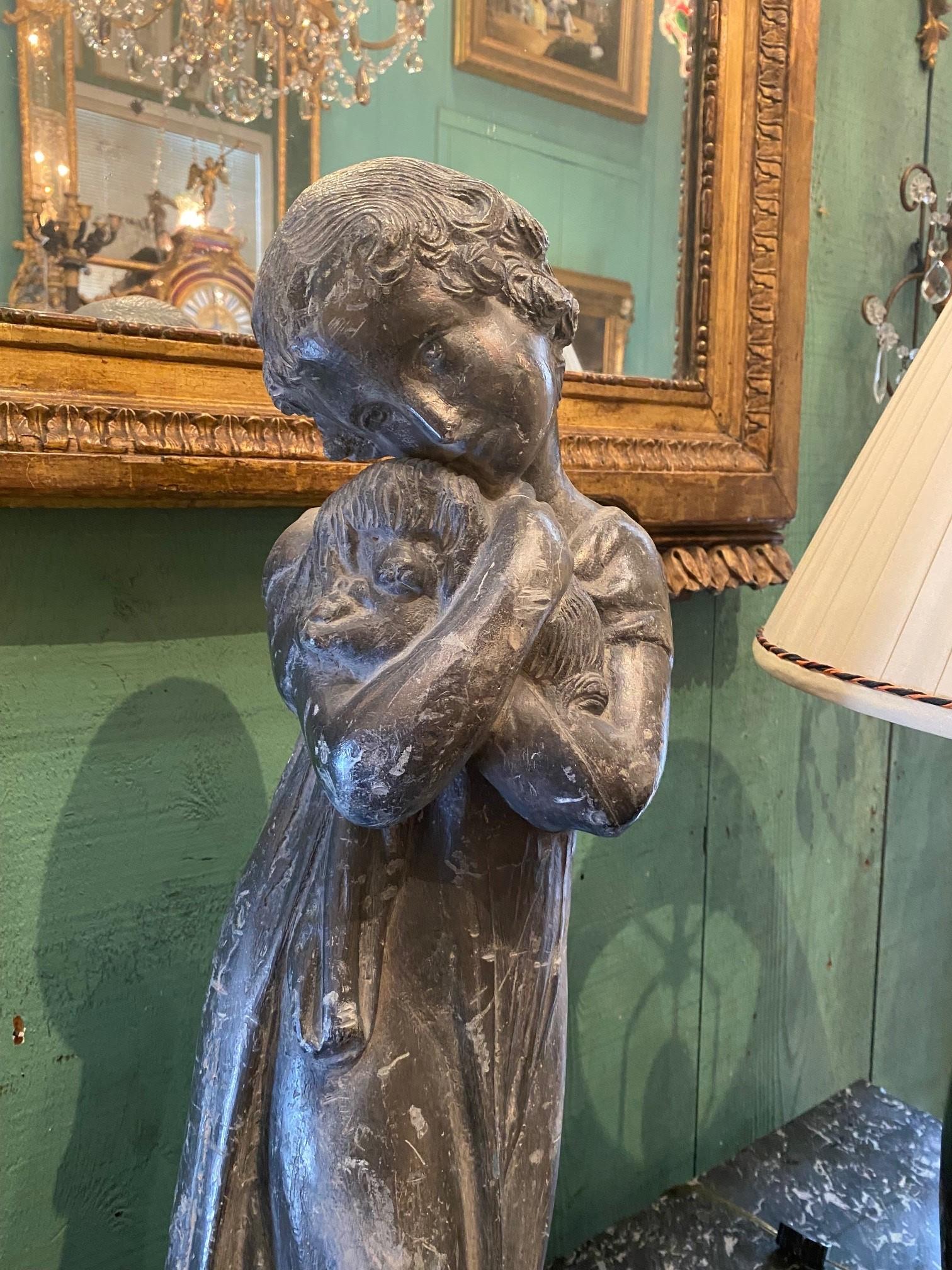 Européen Statue d'une jeune fille embrassant un chien, sculpture d'amoureux d'animaux, animalier, rustique et antique en vente
