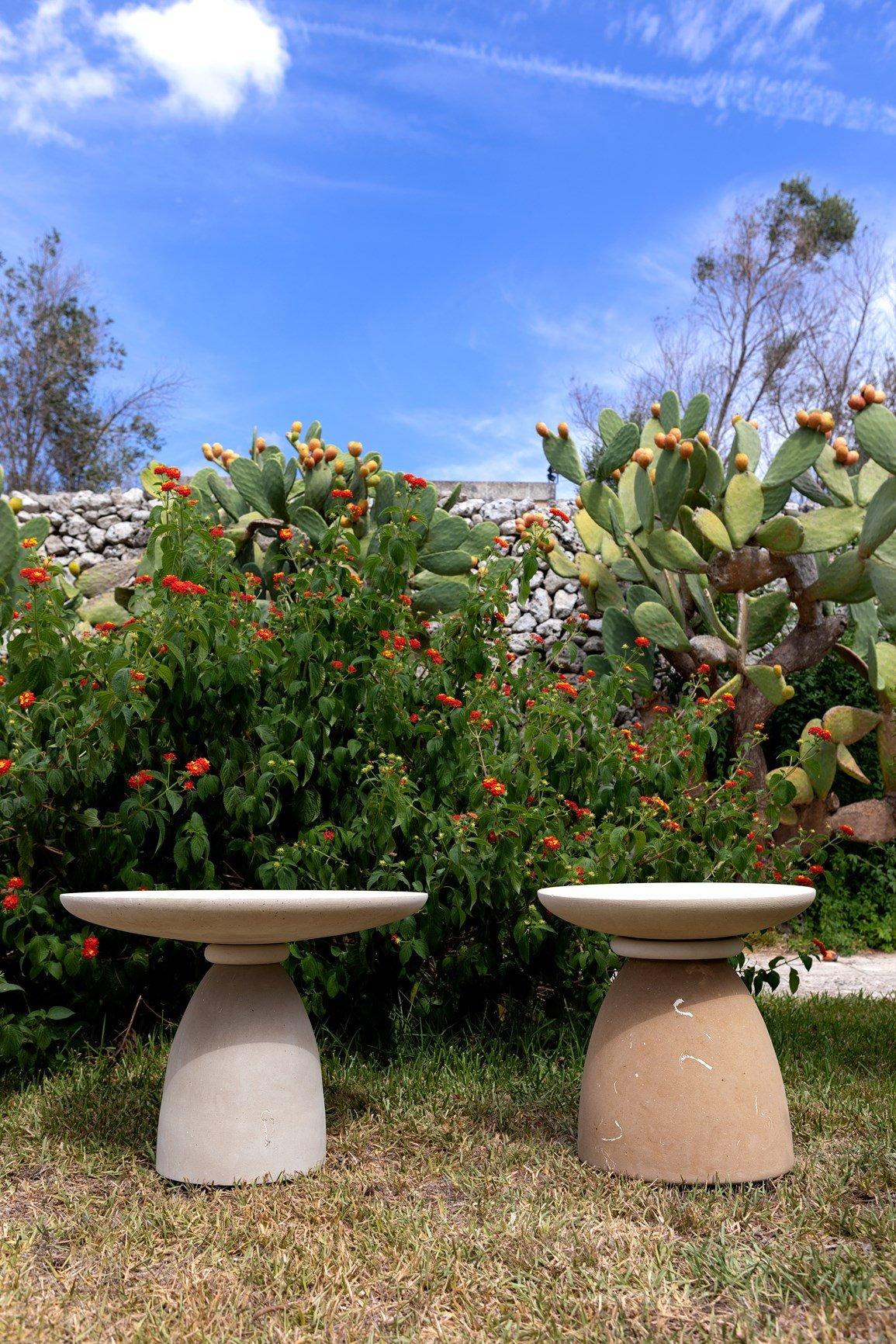 Juego de 2 mesas bajas de piedra caliza de jardín en venta 1