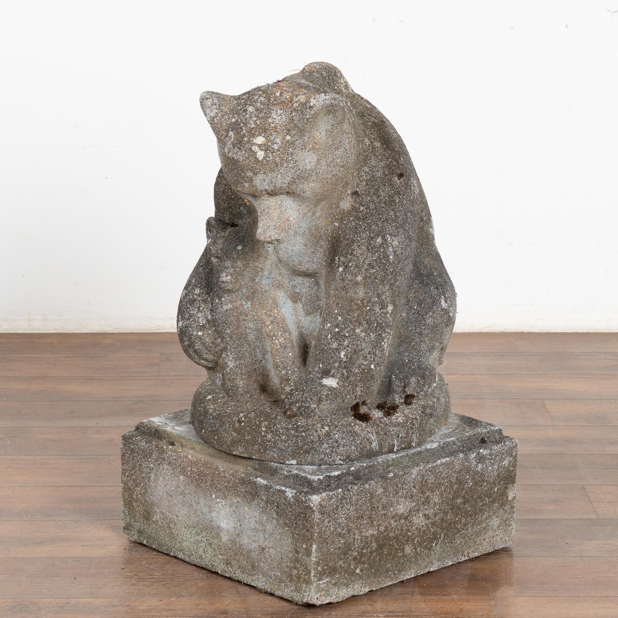 Esta antigua estatua de piedra caliza representa a una mamá osa con su osezno.
La piedra presenta una pátina envejecida, picaduras y líquenes/manchas.
Ten en cuenta que esta pieza es sólida y bastante pesada, y está preparada para colocarse dentro o