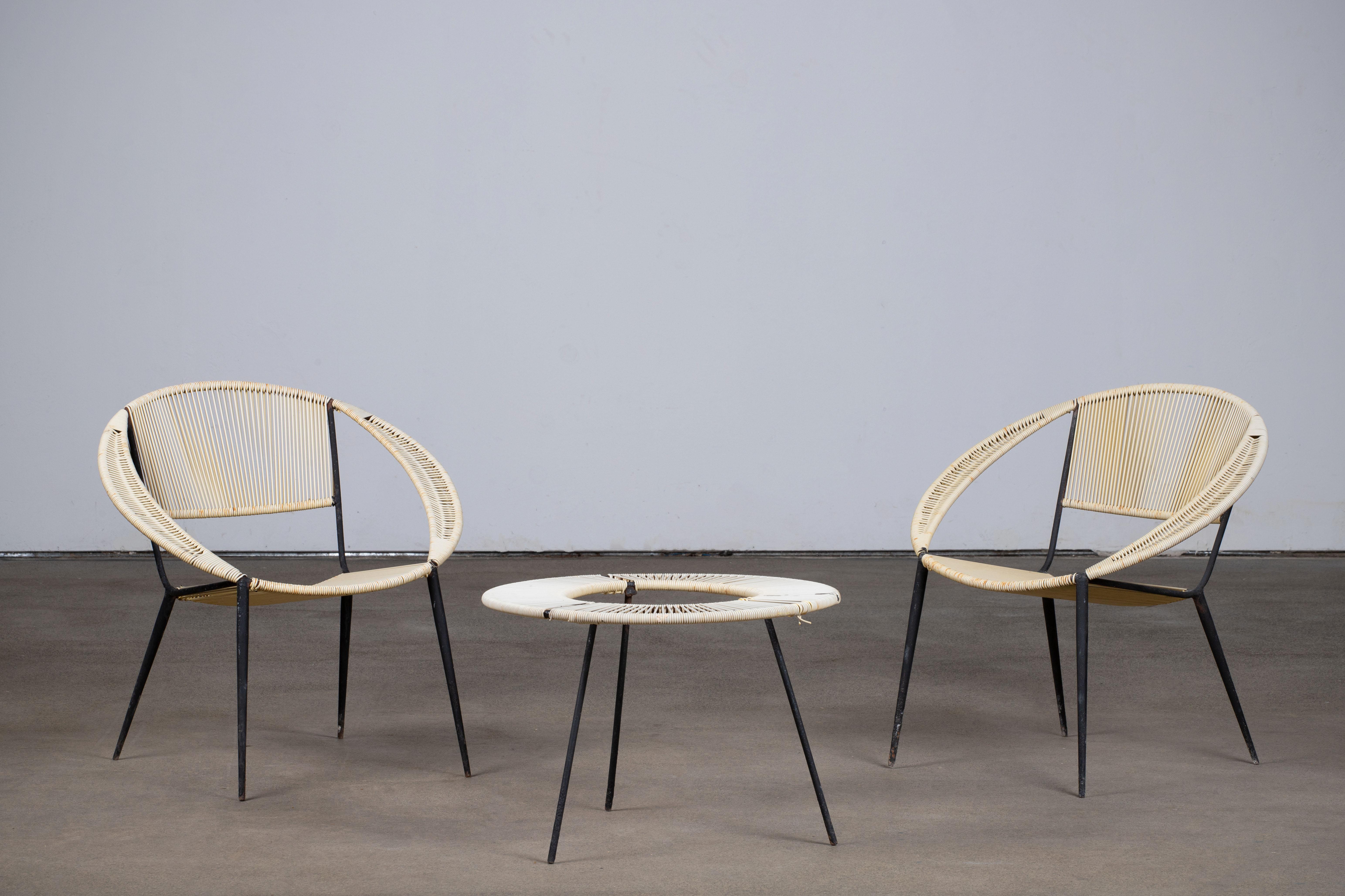 Composition d'un équilibre sculptural et d'une clarté du milieu du siècle, cette suite de salon italienne distille le langage du design des années 1960 dans un geste à la fois sobre et expressif. Composé de deux fauteuils bas et d'une table