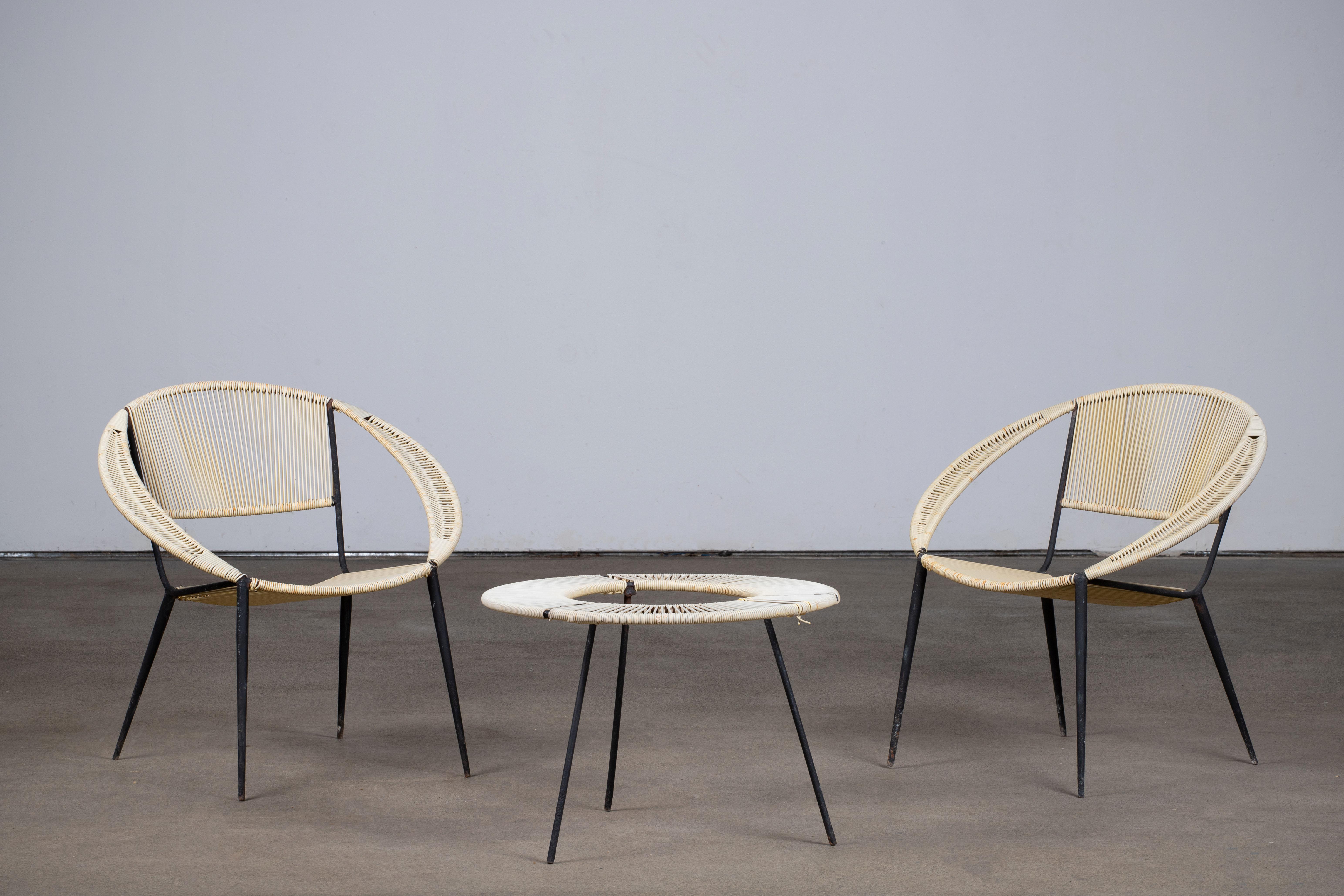 Ensemble de fauteuils de salon de jardin dans le style de Gastone Rinaldi, Italie, années 1950.
Composé de deux chaises longues et d'une table basse.

Présente des signes d'utilisation, des marques de rouille sur les structures. Restauration