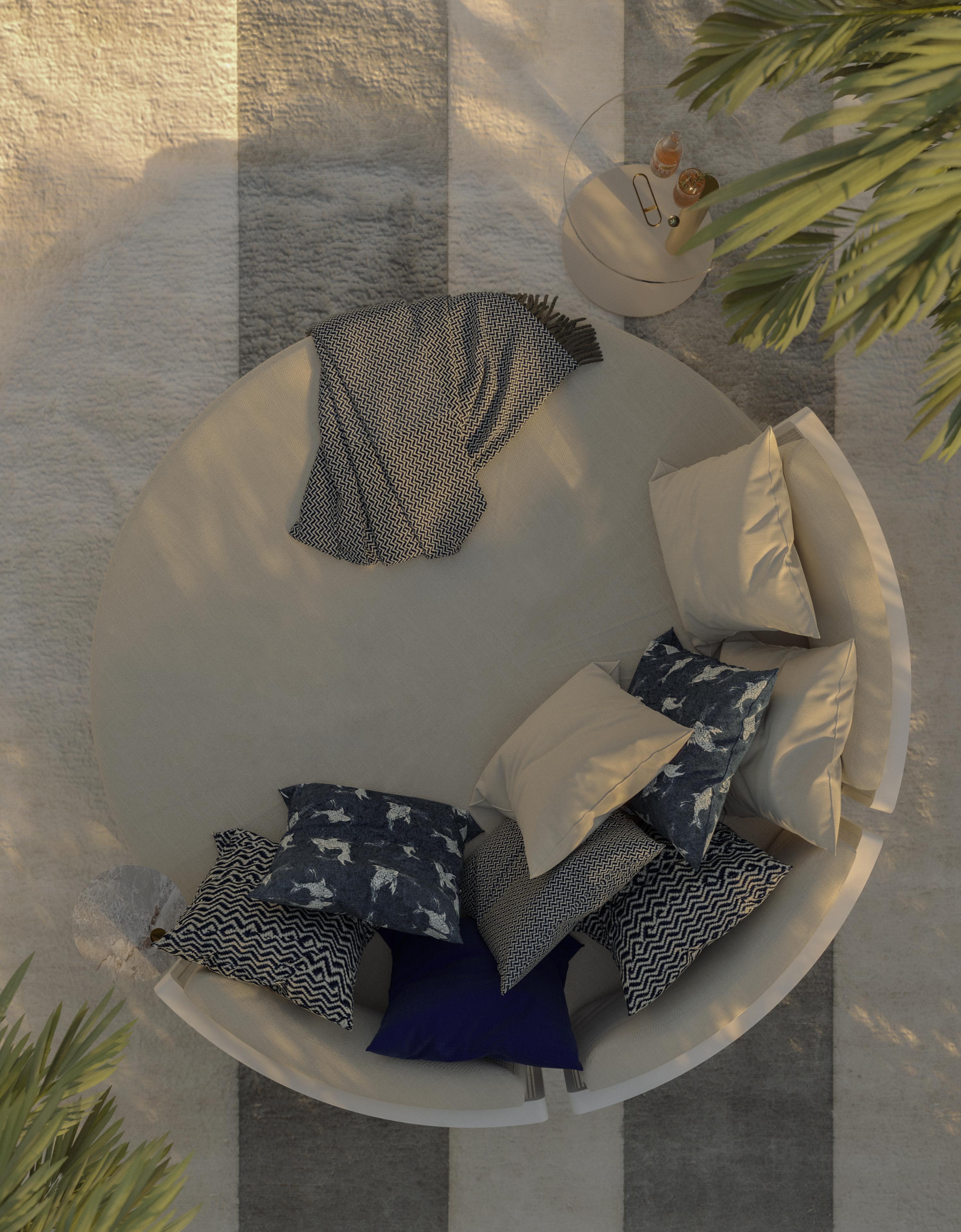 Lettino da giardino con cuscini decorativi beige e blu in vendita 1