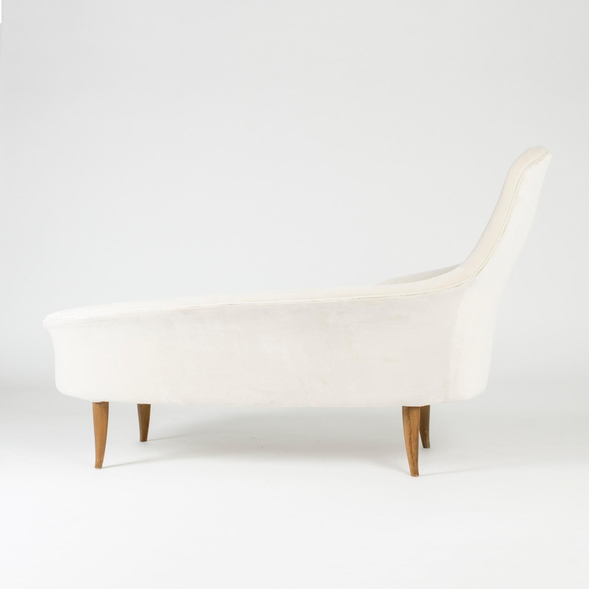 Stunning “Garden of Eden” chaise longue by Kerstin Hörlin-Holmqvist, upholstered in eggshell white velvet. Beautiful design that strikes a perfect balance between modernism and tradition.