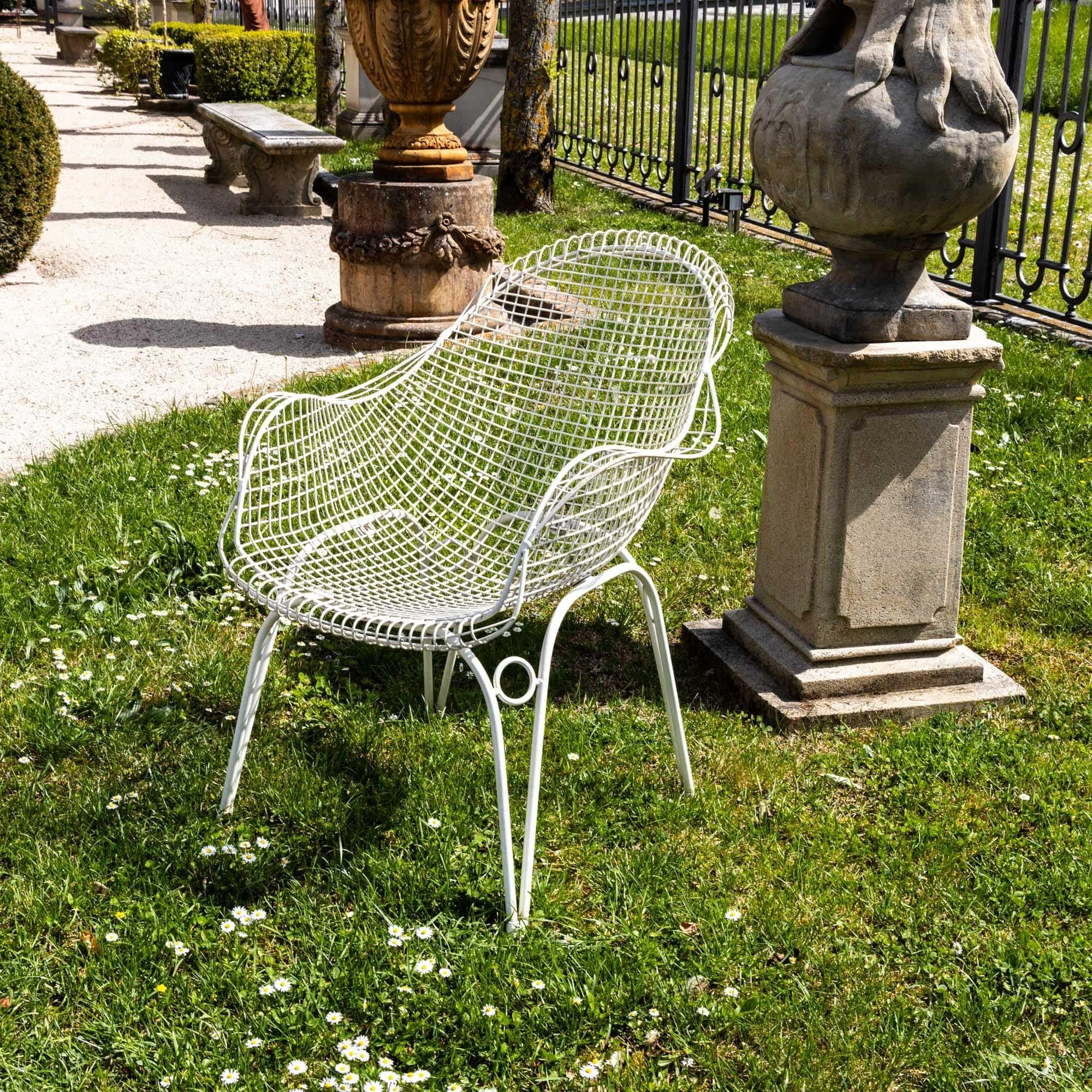 Set consisting of a table with a round glass top (H: 77 x Ø100 cm) and five matching armchairs (H: 86 x W: 69 x D: 75 x SH: 42 cm). The frames are made of white lacquered iron and accentuated with rings on the legs.