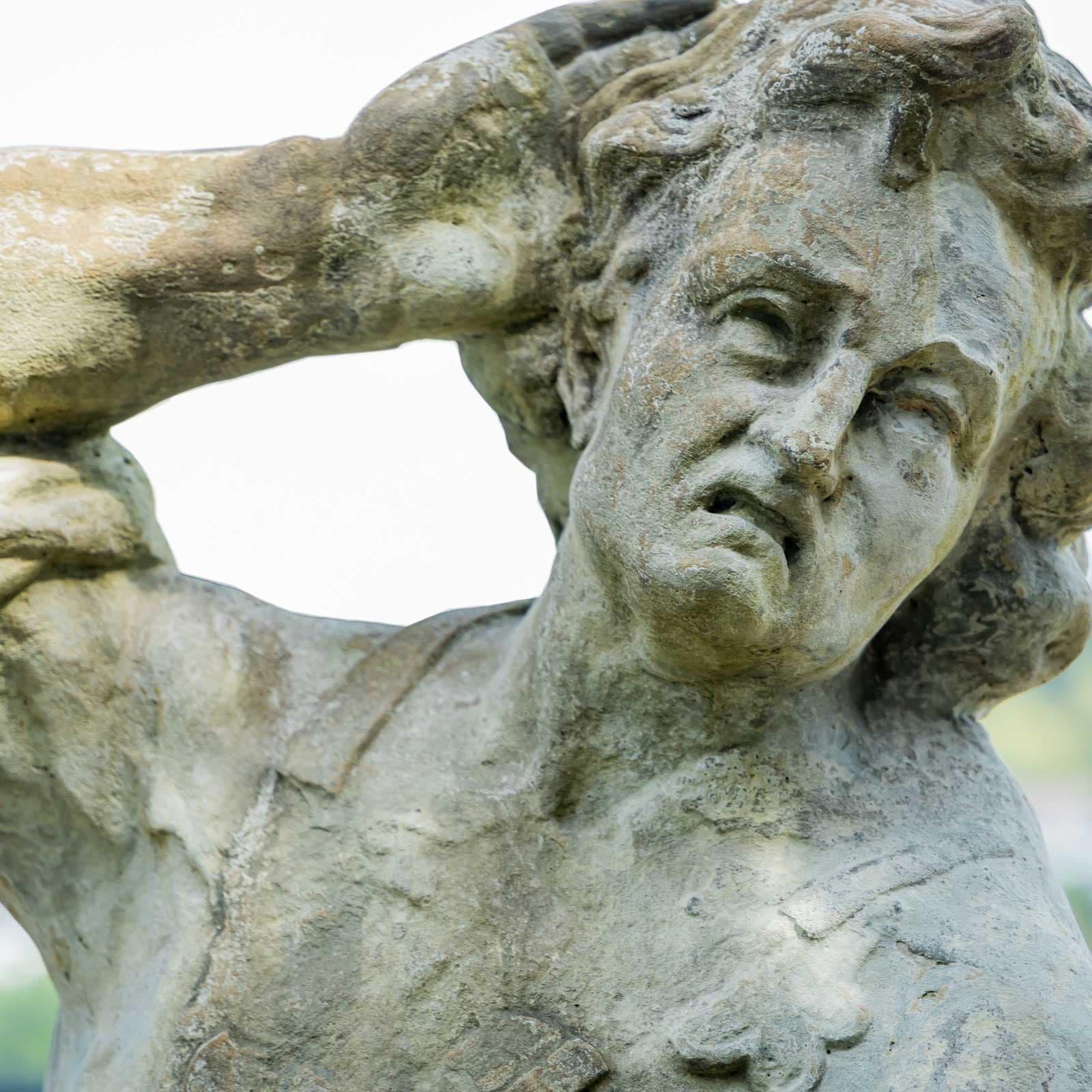 Sculpture de jardin d'un chasseur en vente 8