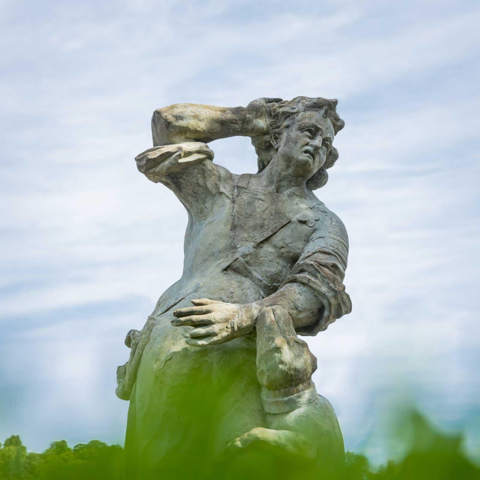 Européen Sculpture de jardin d'un chasseur en vente