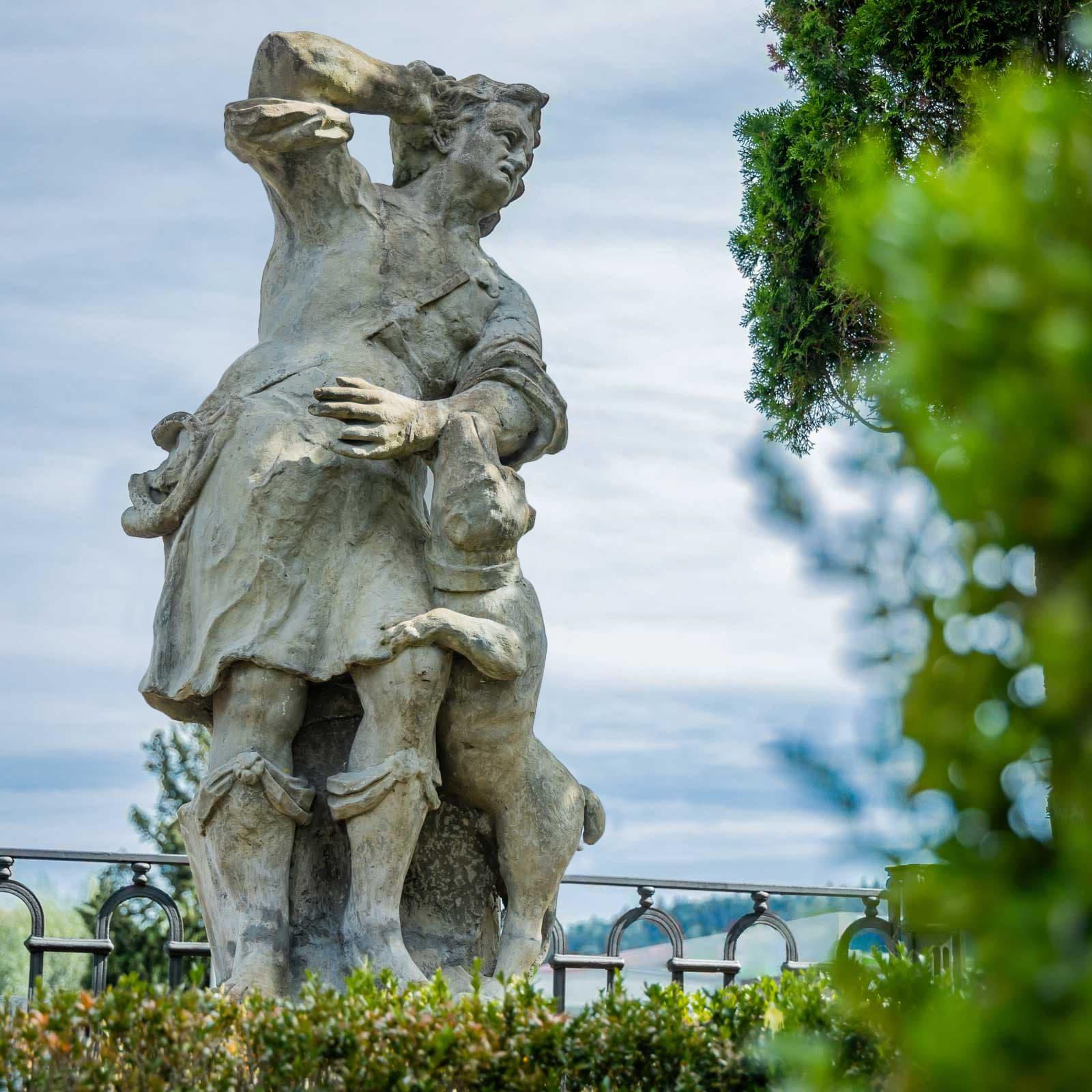 Escultura de jardín de un cazador Alemán en venta