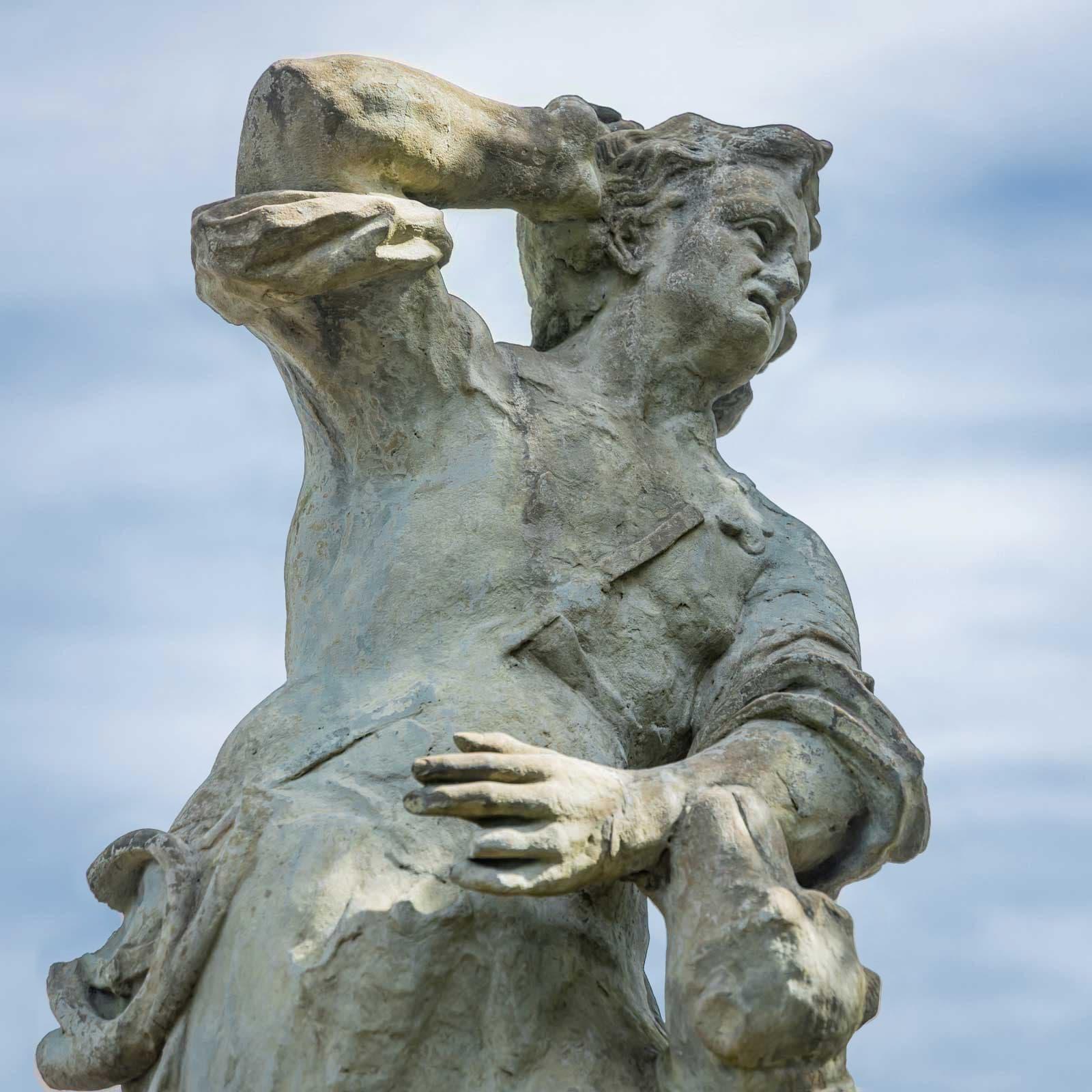 Grès Sculpture de jardin d'un chasseur en vente