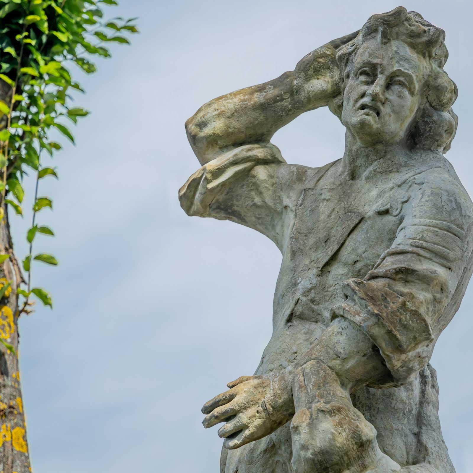 Sculpture de jardin d'un chasseur en vente 1